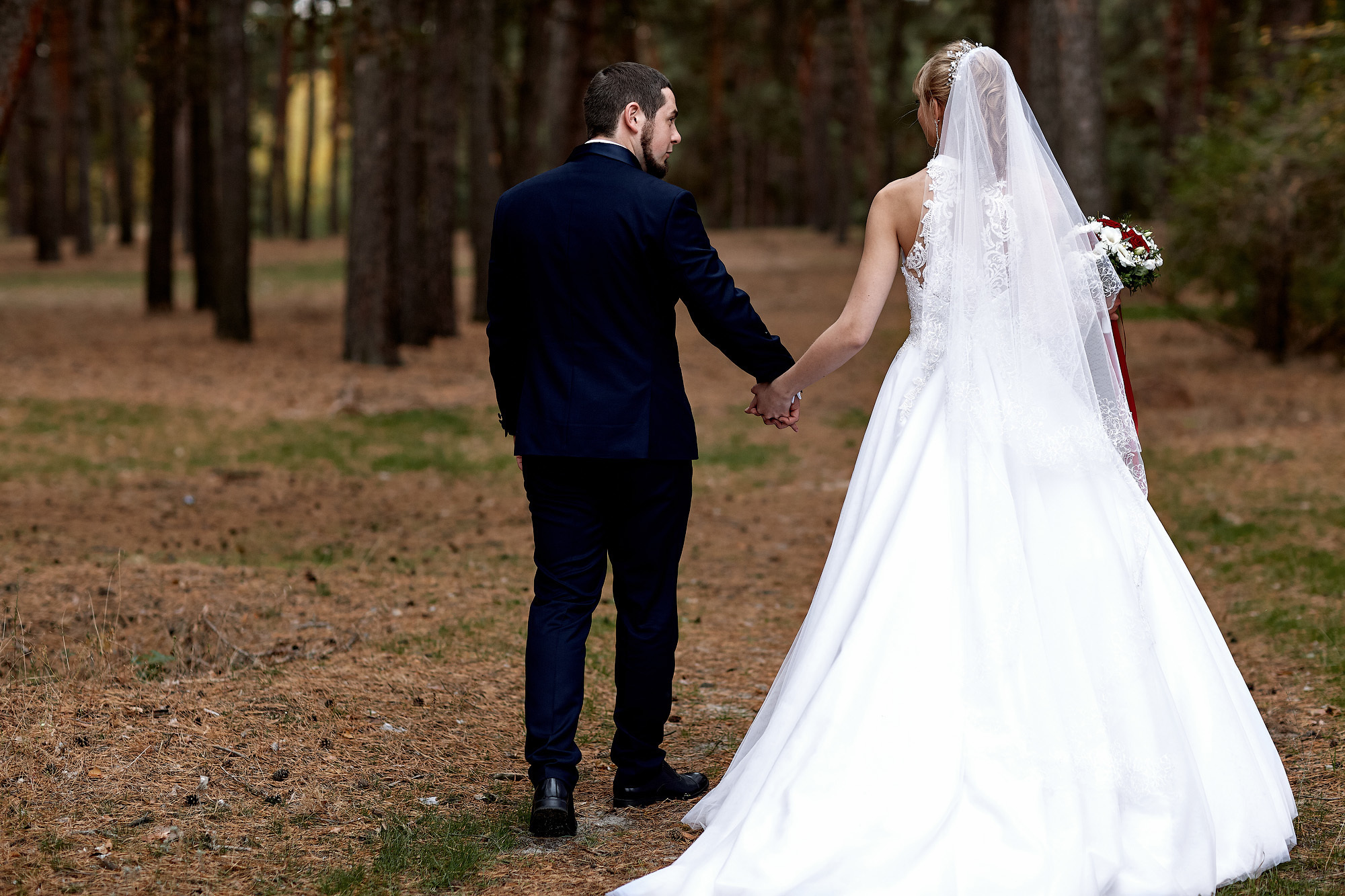 Свадебная регистрация прогулка в соснах. Фото видео съёмка в Белой Калитве дуэт Герман и Инна