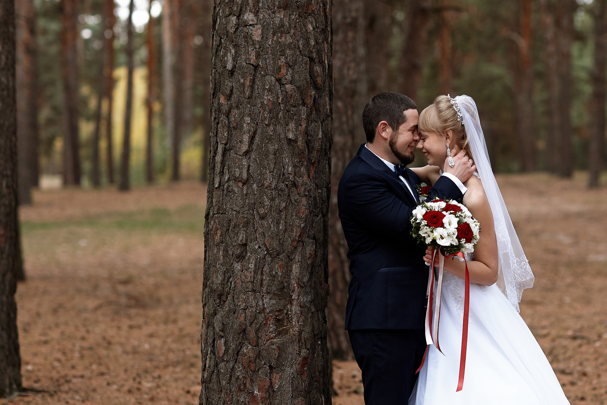 Свадебная регистрация прогулка в соснах. Фото видео съёмка в Белой Калитве дуэт Герман и Инна