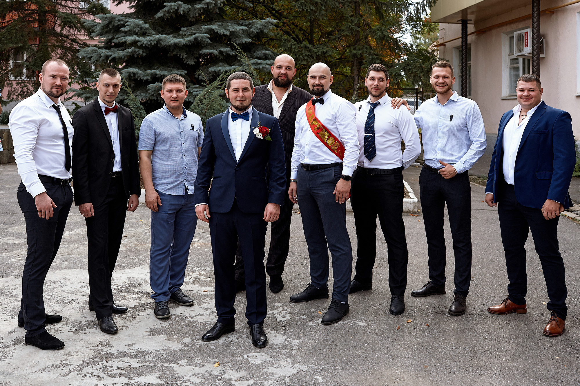 Свадебная регистрация прогулка в соснах. Фото видео съёмка в Белой Калитве дуэт Герман и Инна