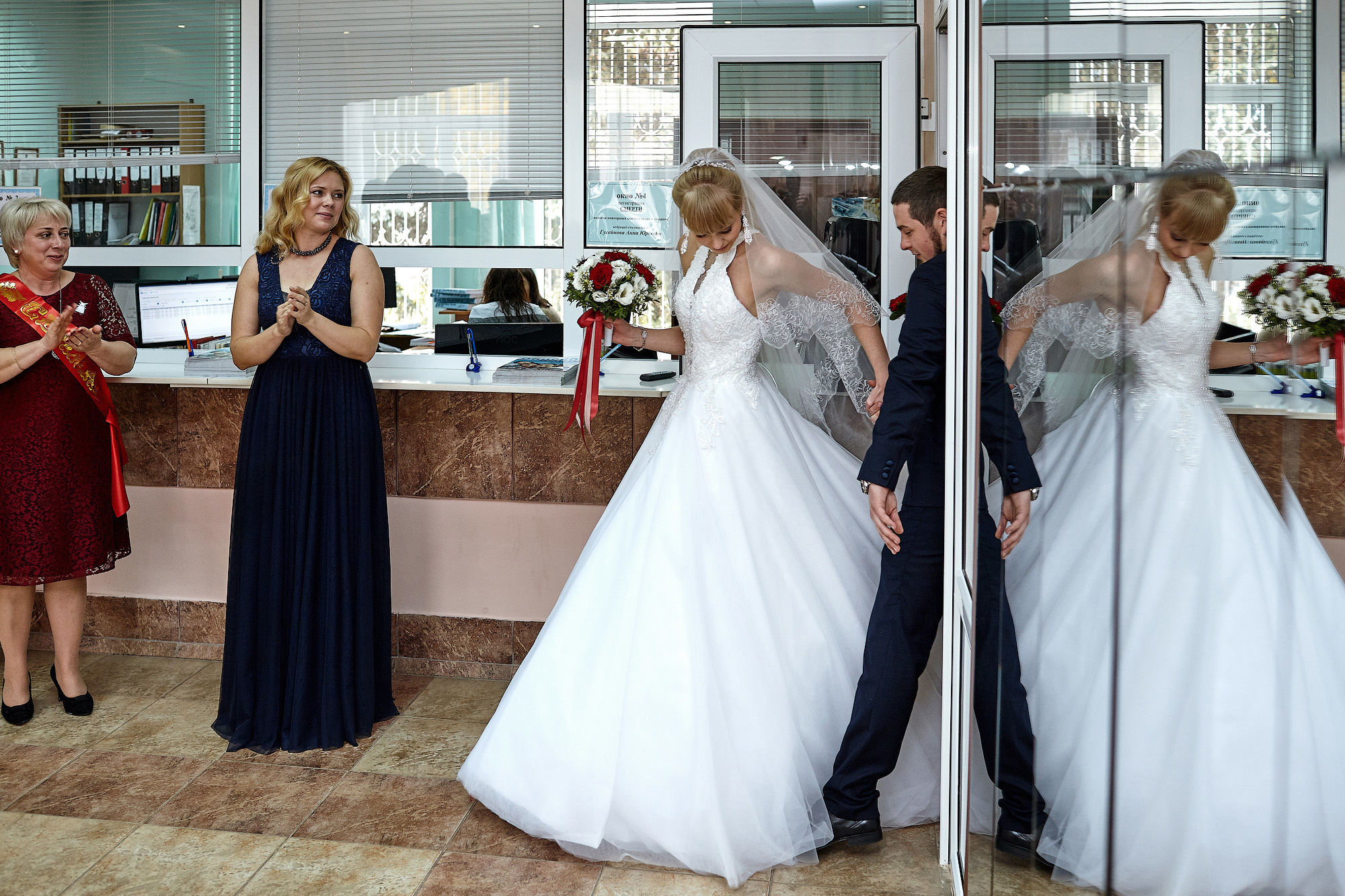 Свадебная регистрация прогулка в соснах. Фото видео съёмка в Белой Калитве дуэт Герман и Инна