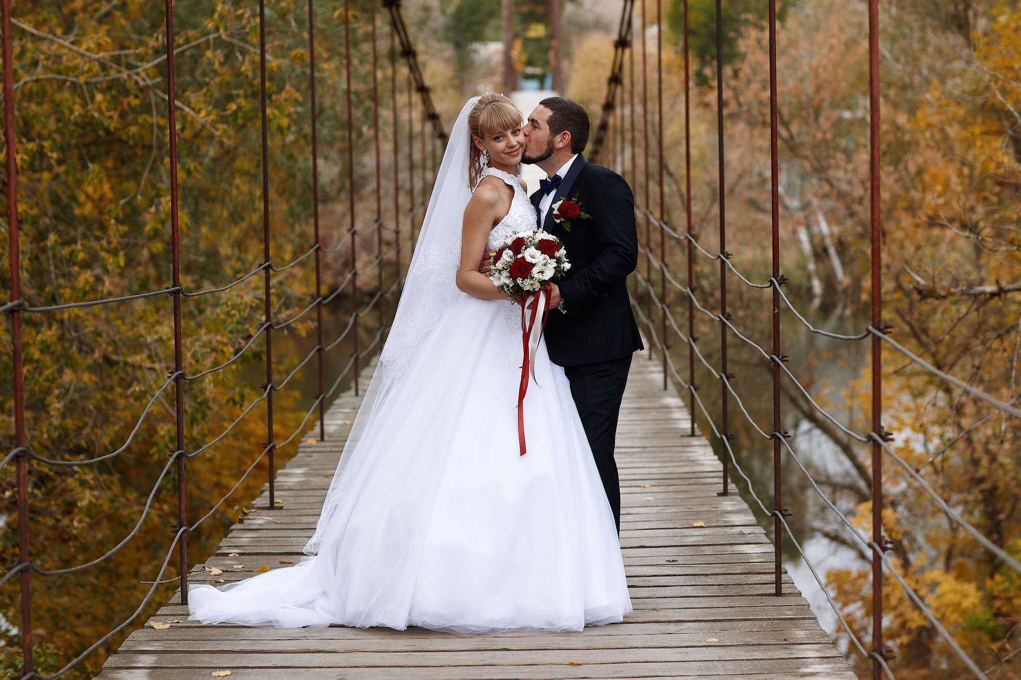 Свадебная регистрация прогулка в соснах. Фото видео съёмка в Белой Калитве дуэт Герман и Инна