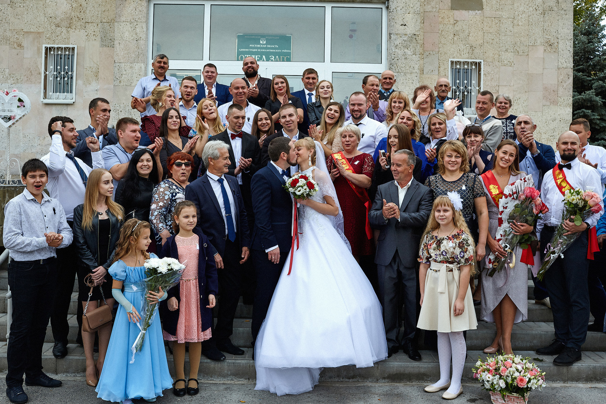 Свадебная регистрация прогулка в соснах. Фото видео съёмка в Белой Калитве дуэт Герман и Инна