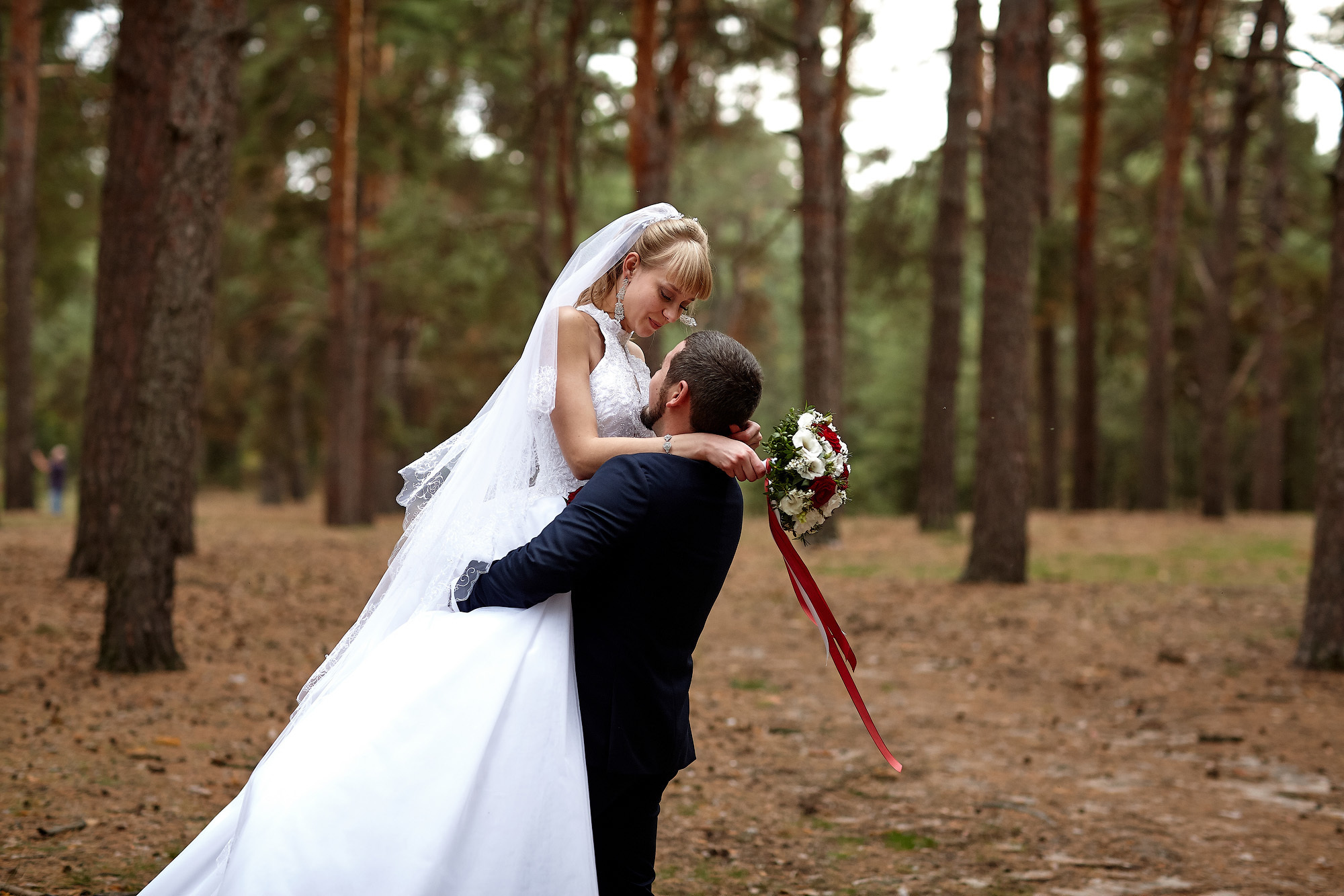 Свадебная регистрация прогулка в соснах. Фото видео съёмка в Белой Калитве дуэт Герман и Инна