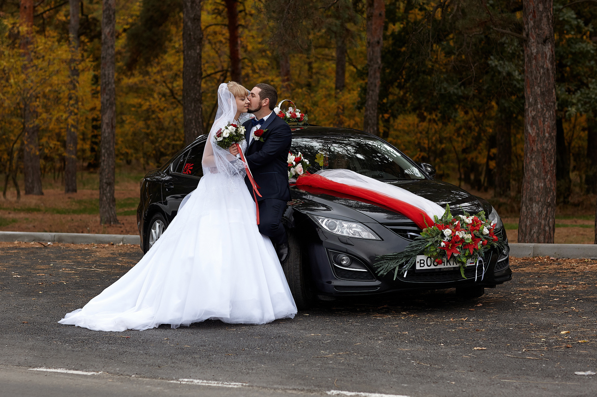 Свадебная регистрация прогулка в соснах. Фото видео съёмка в Белой Калитве дуэт Герман и Инна