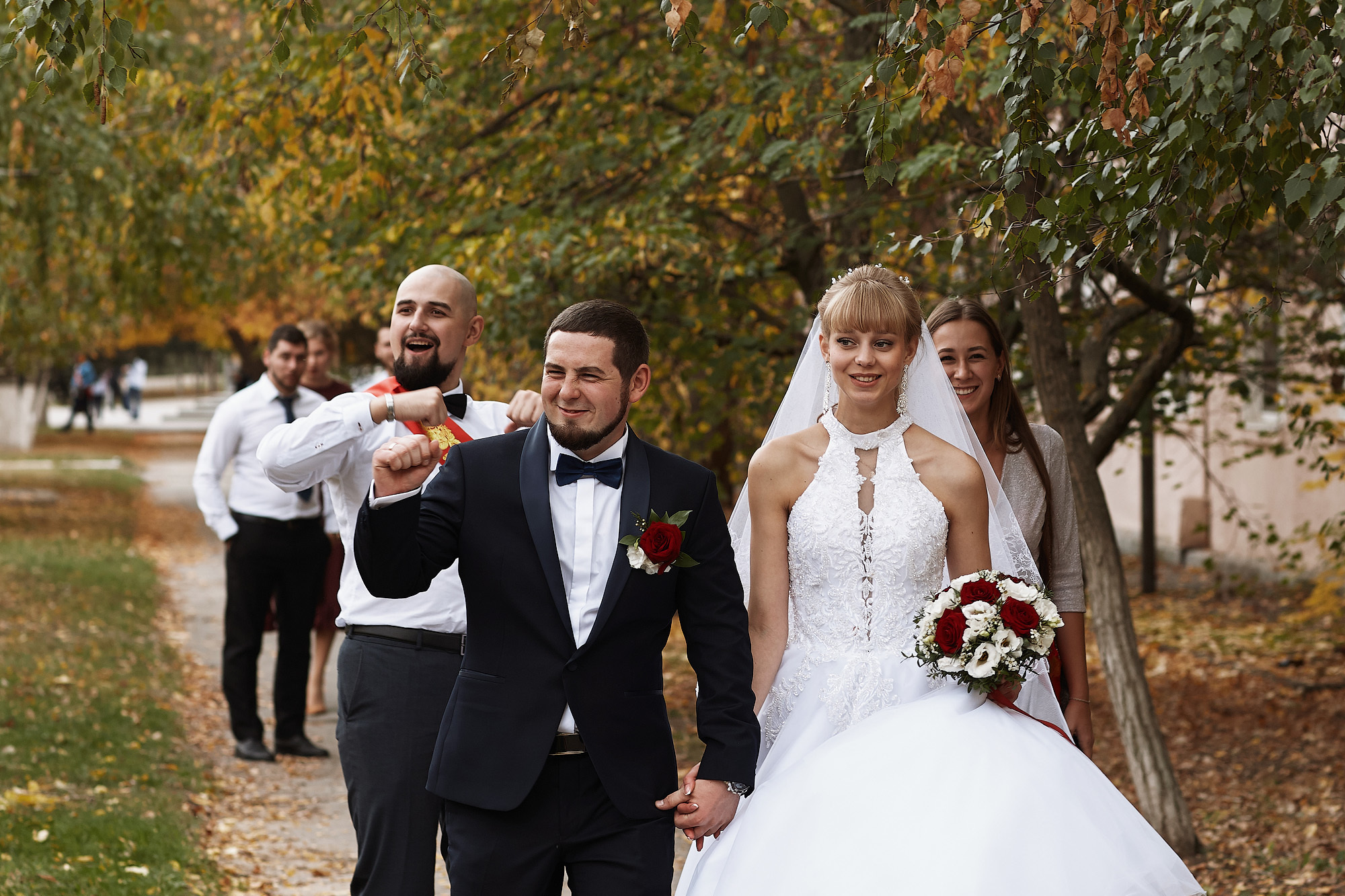 Свадебная регистрация прогулка в соснах. Фото видео съёмка в Белой Калитве дуэт Герман и Инна