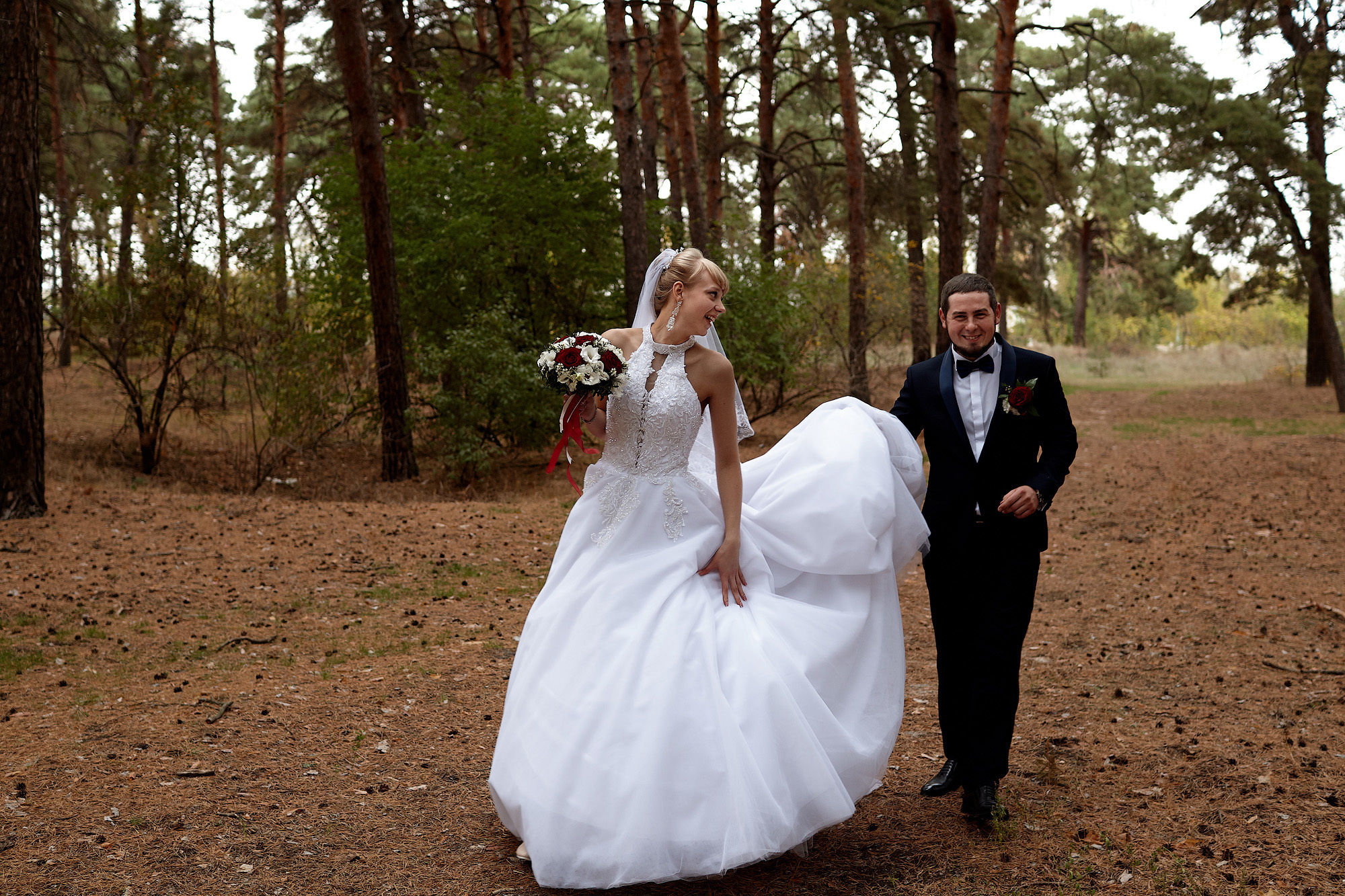 Свадебная регистрация прогулка в соснах. Фото видео съёмка в Белой Калитве дуэт Герман и Инна