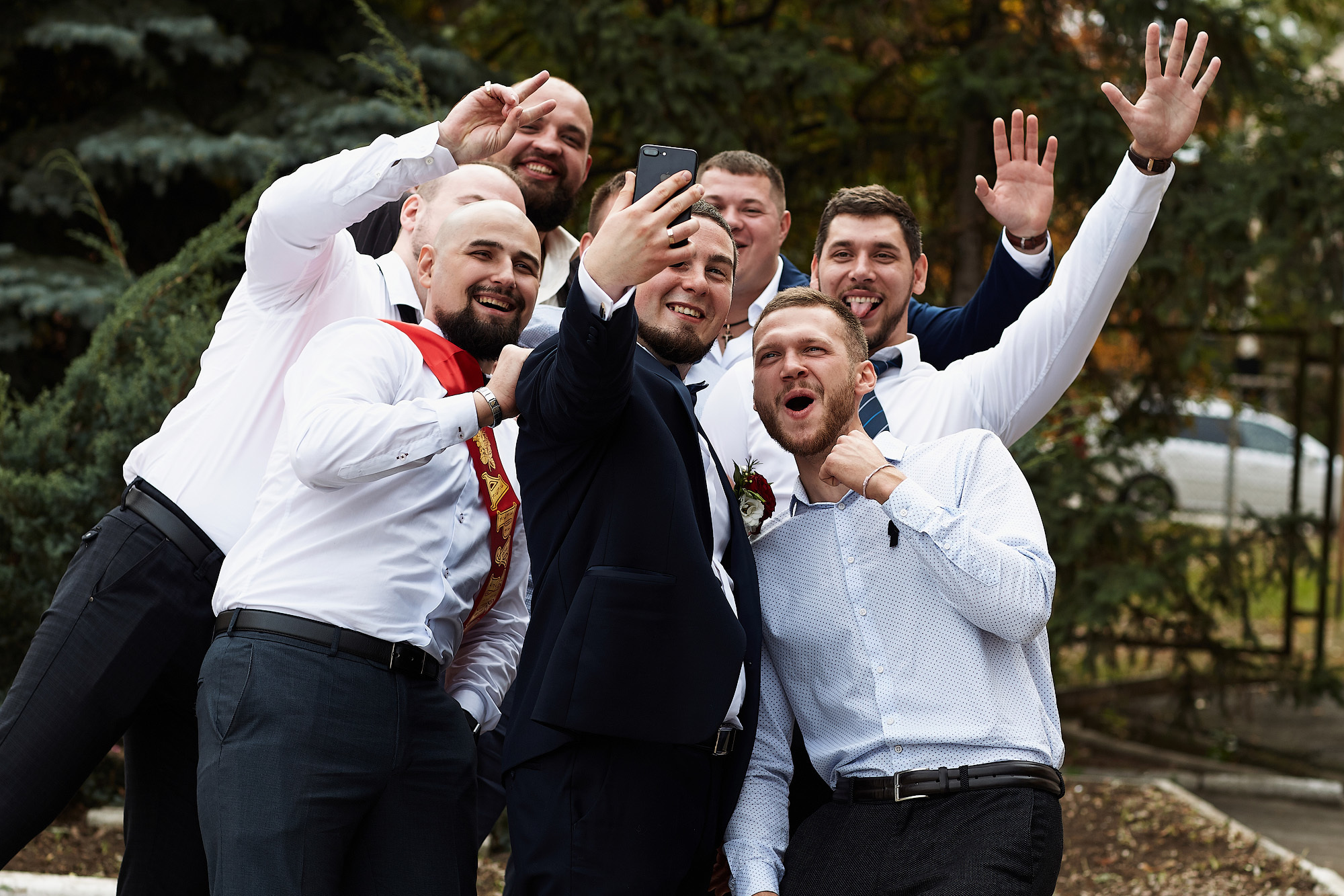 Свадебная регистрация прогулка в соснах. Фото видео съёмка в Белой Калитве дуэт Герман и Инна