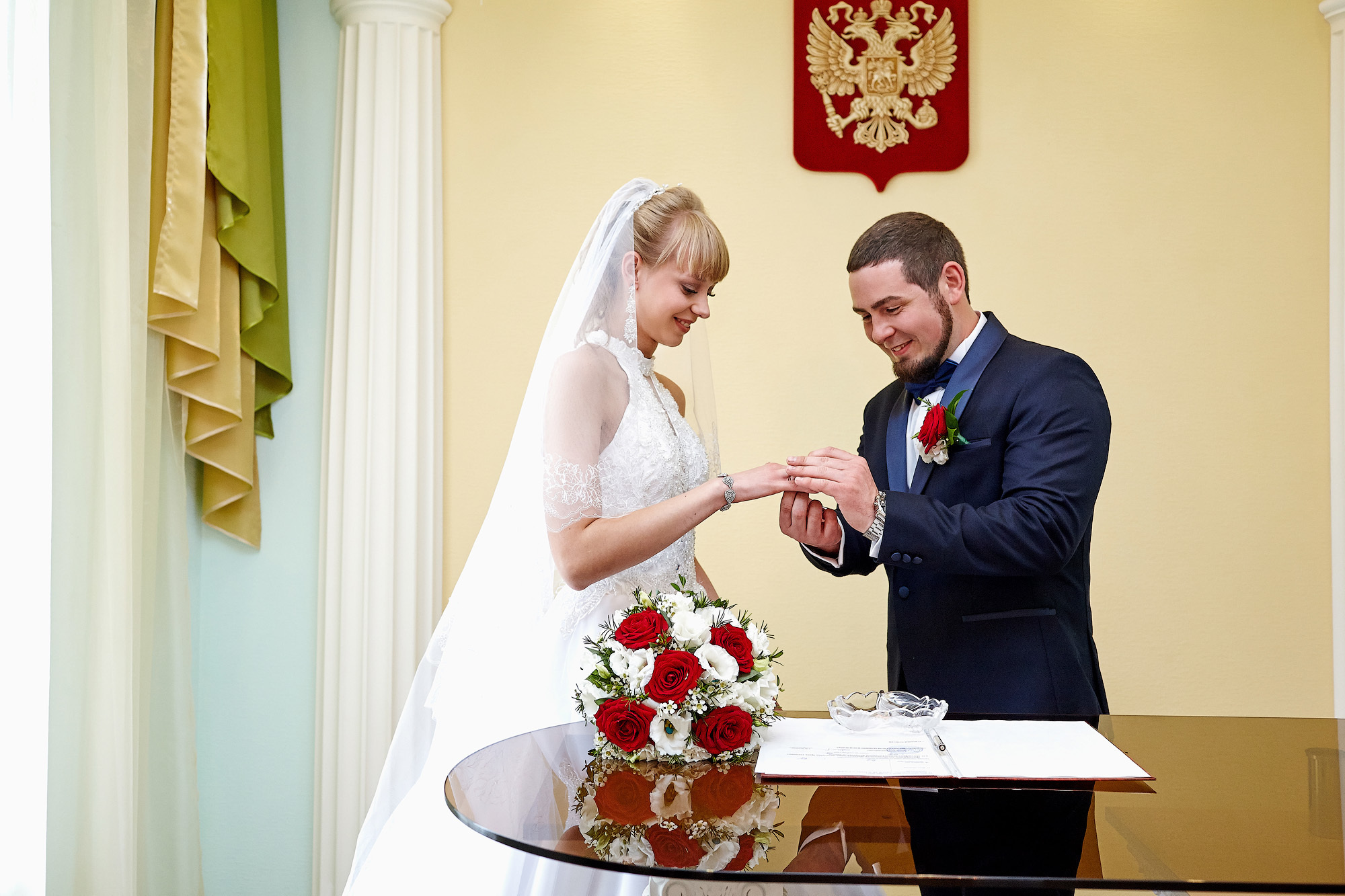 Свадебная регистрация прогулка в соснах. Фото видео съёмка в Белой Калитве дуэт Герман и Инна