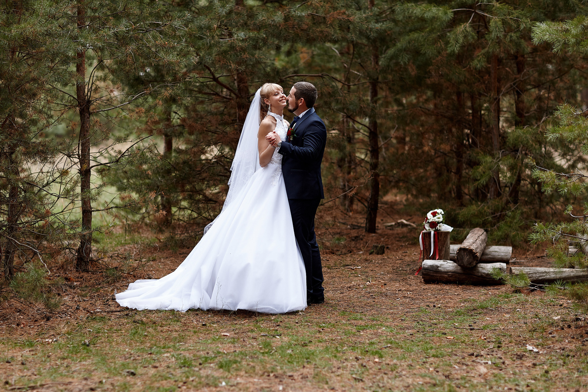 Свадебная регистрация прогулка в соснах. Фото видео съёмка в Белой Калитве дуэт Герман и Инна