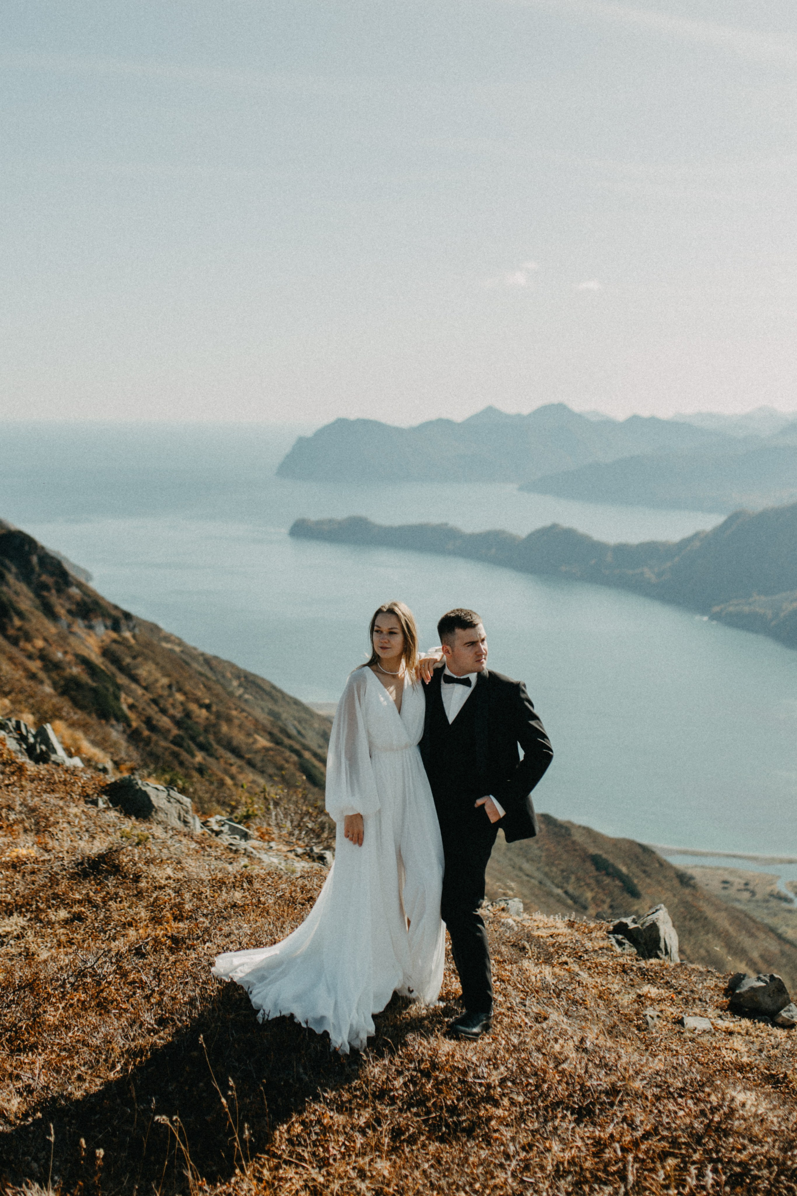 Вертолетный полет Бухта Жировая. Свадебное фото и видео на Камчатке. Туристические маршруты