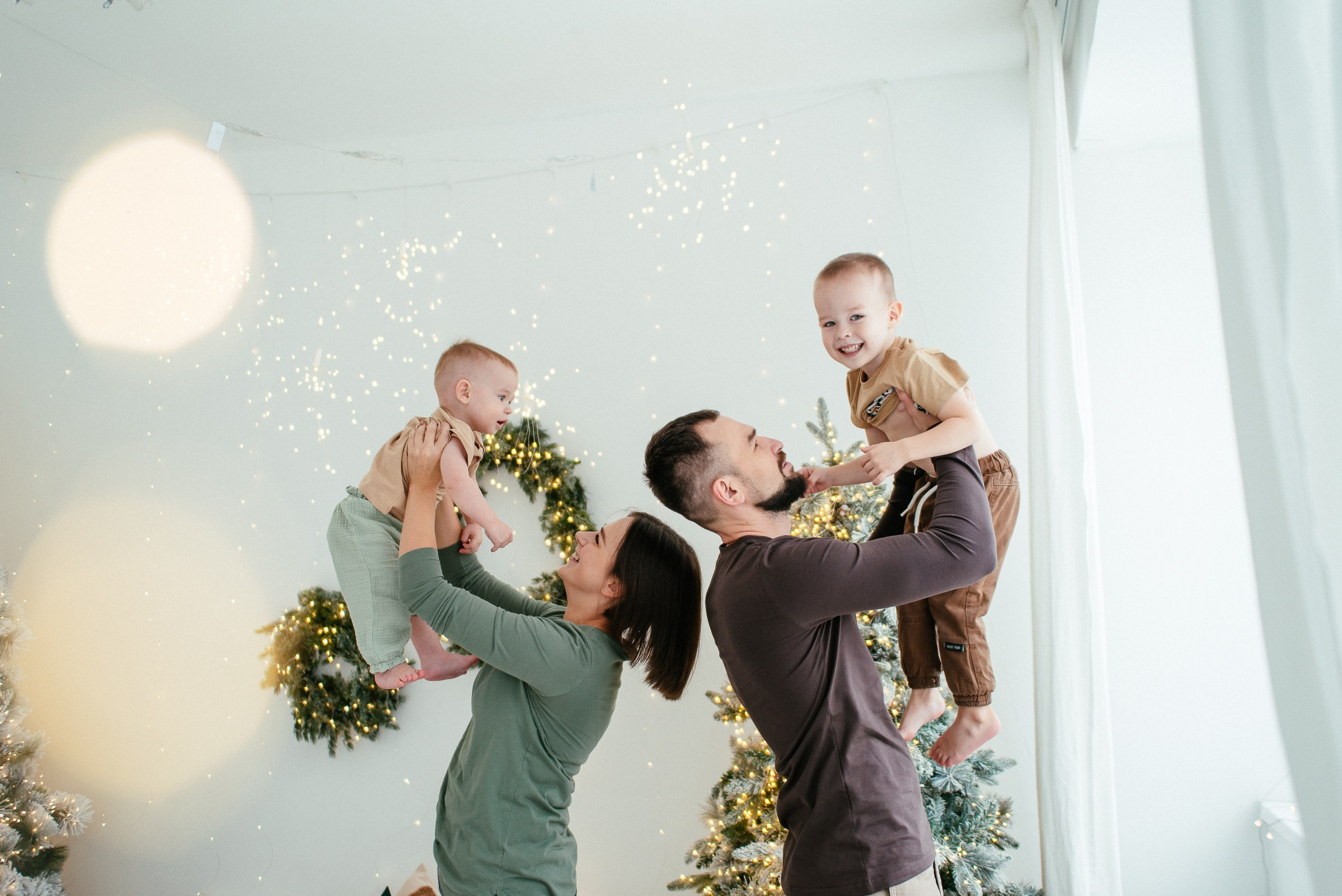 Семейная новогодняя фотосессия с детьми в студии Новосибирска. Фотограф Дарья Едапина Новосибирск