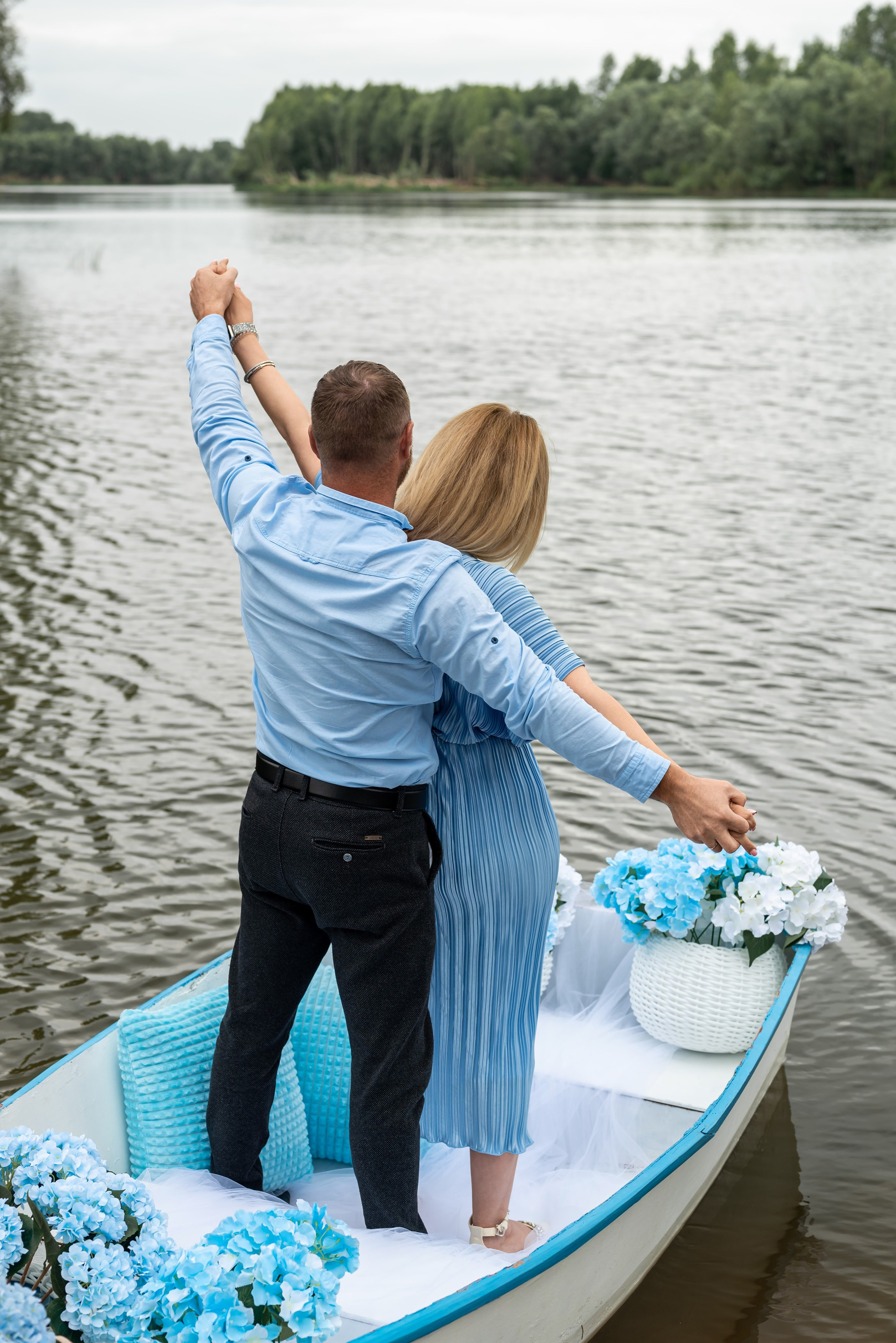 Фотопроект на лодке с голубыми гортензиями. Фотограф в городе Салават