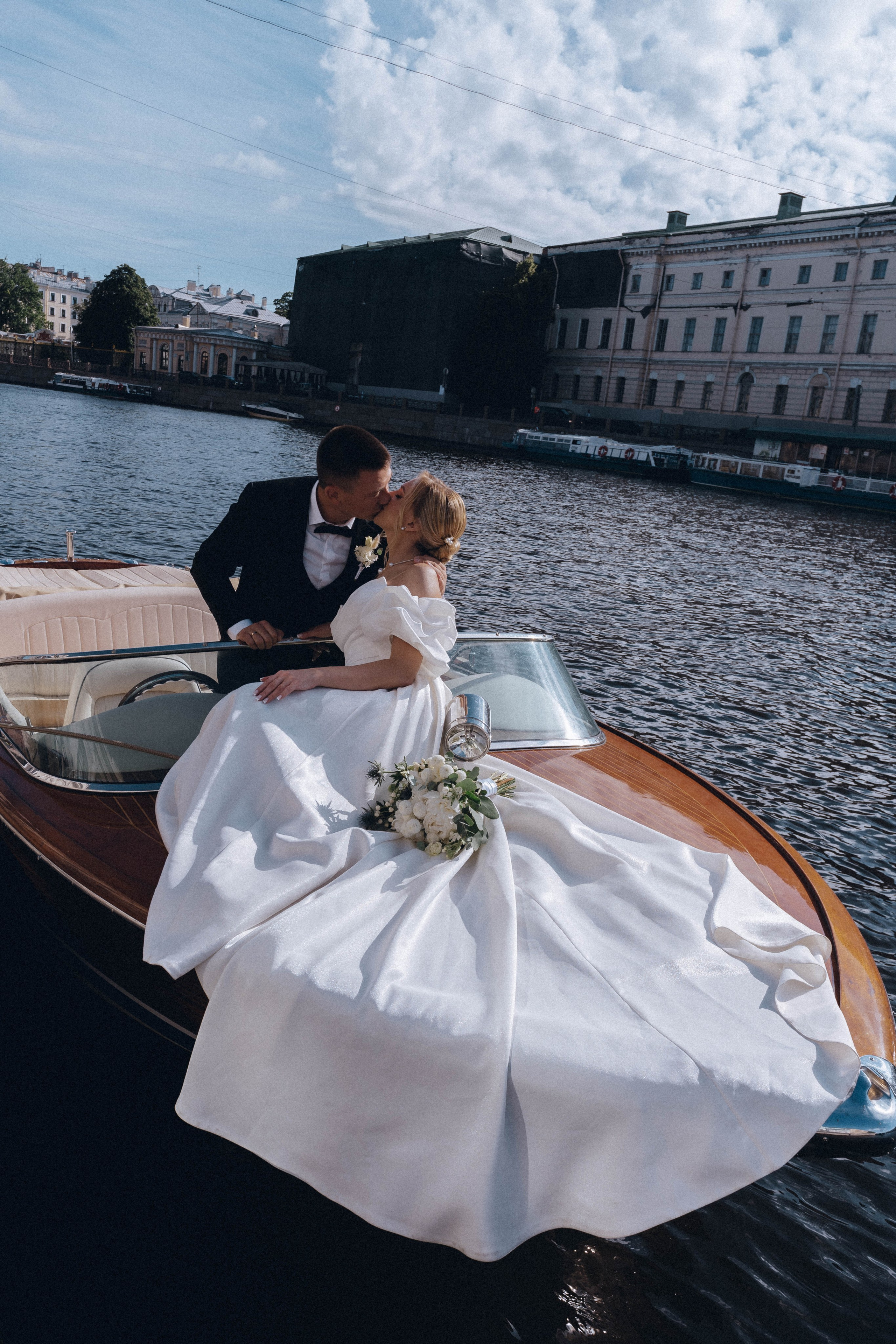 СВАДЕНБНАЯ СЬЕМКА НА КАТЕРЕ ПО КАНАЛАМ САНКТ-ПЕТЕРБУРГА И В АКВАТОРИИ НЕВЫ. Профессиональный фотограф, Санкт-Петербург — Виктория Богомолова