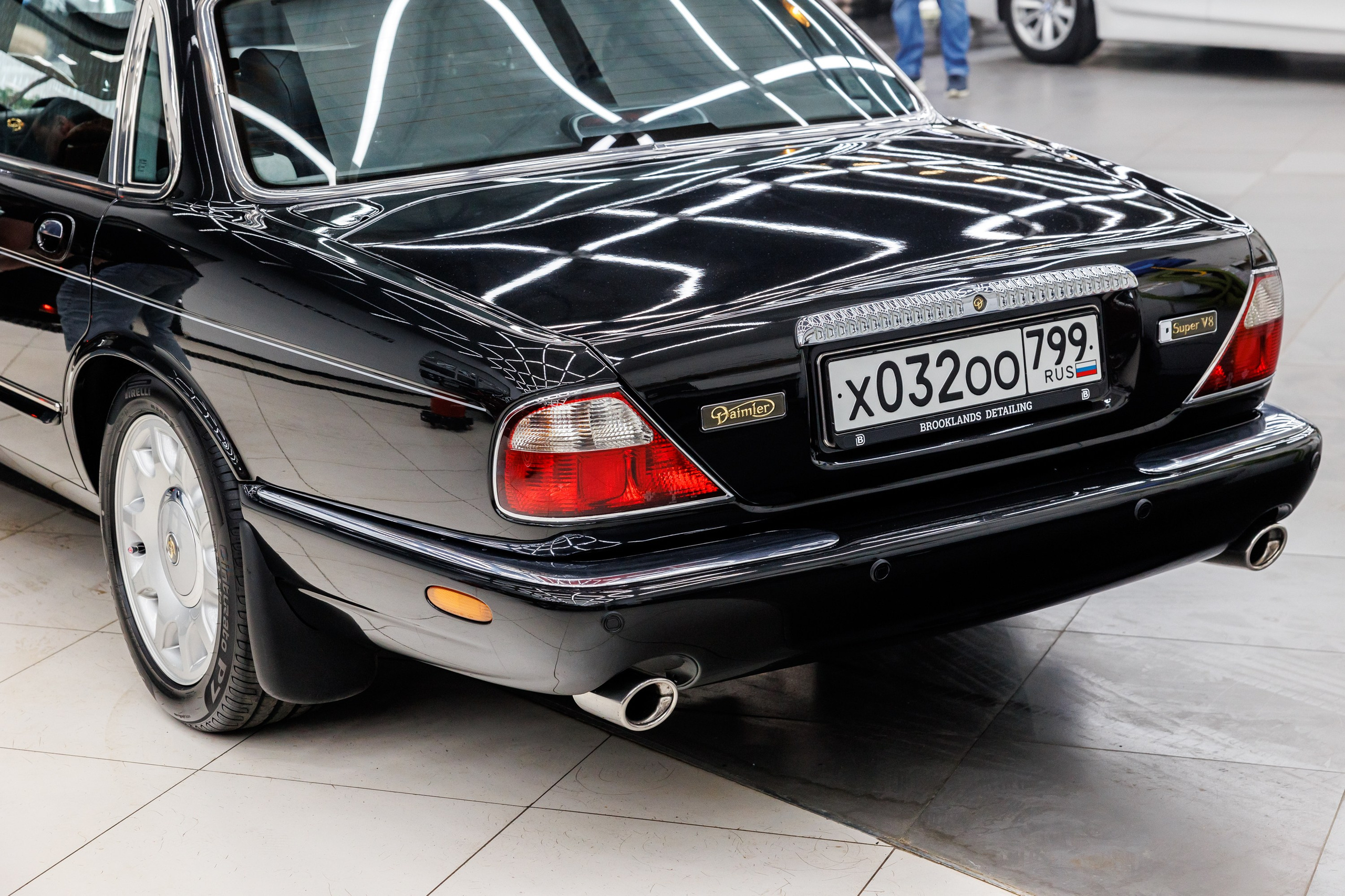 Автомобильная фотографии Daimler Xj8 после работ в Brooklands