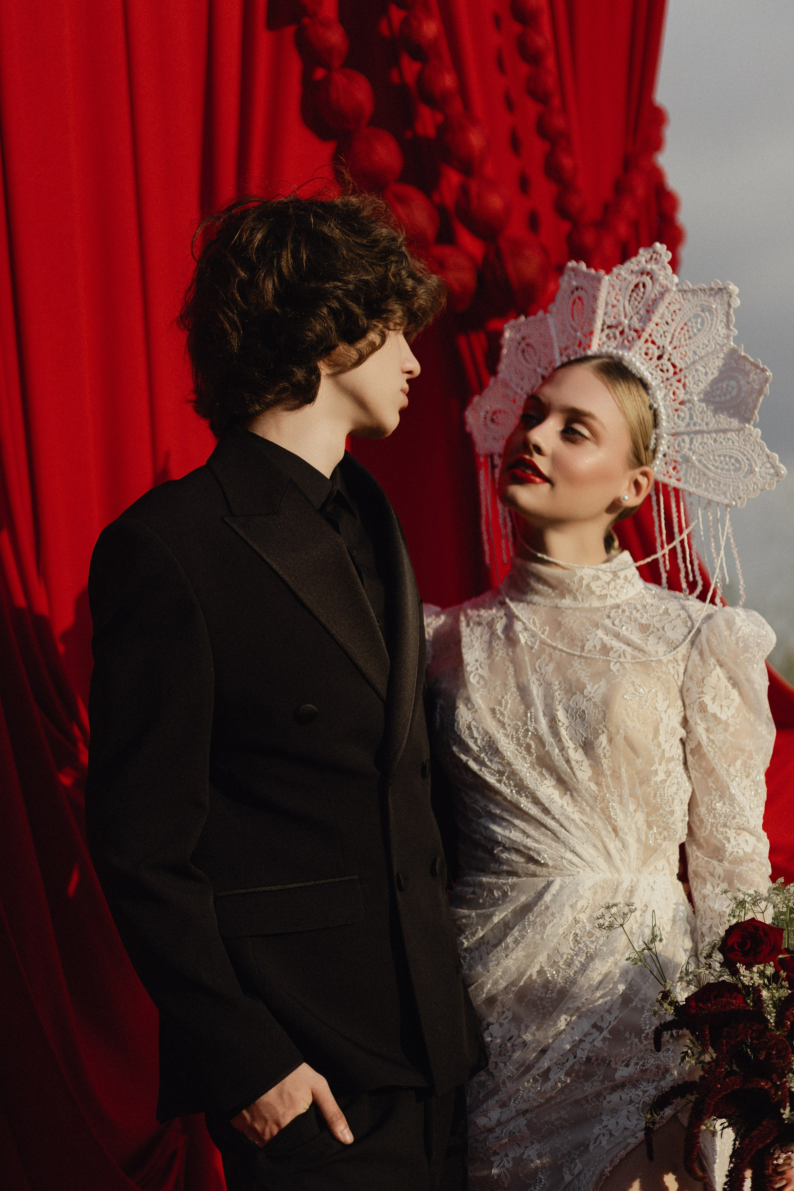 Парная фотосессия на берегу моря в Сочи, закат, естественный свет, романтическая атмосфера, фотограф ловит эмоции и делает стильные кадры для влюблённых.