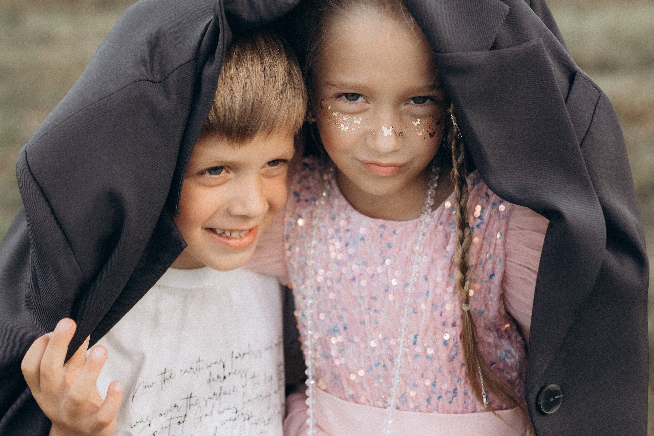 Вика и Миша на сене. Семейный фотограф lifestyle в Новосибирске Елена Шпилевая