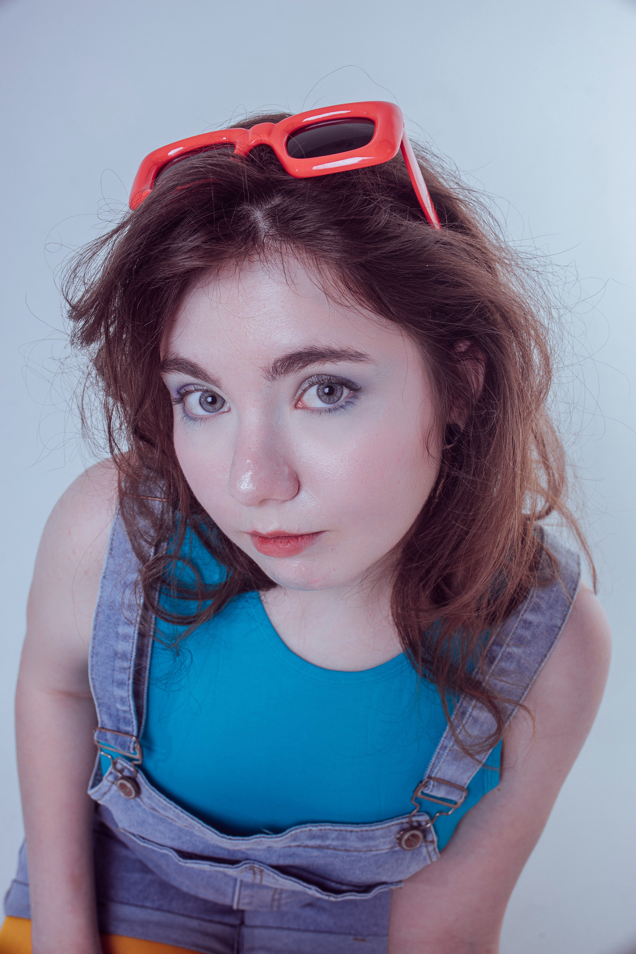 Джинсы порезаны Лето три полоски на кедах. Главная