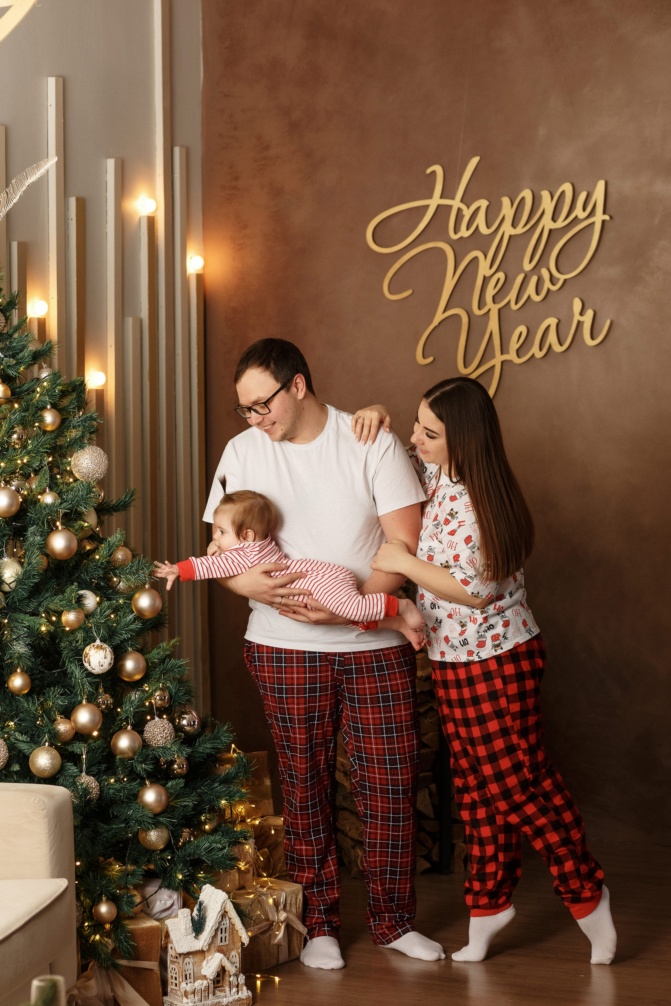 Семейная фотосессия в новогодней фотостудии 'Сова' Таганрога. Свадебный и семейный фотограф в Таганроге Бакарюк Антон