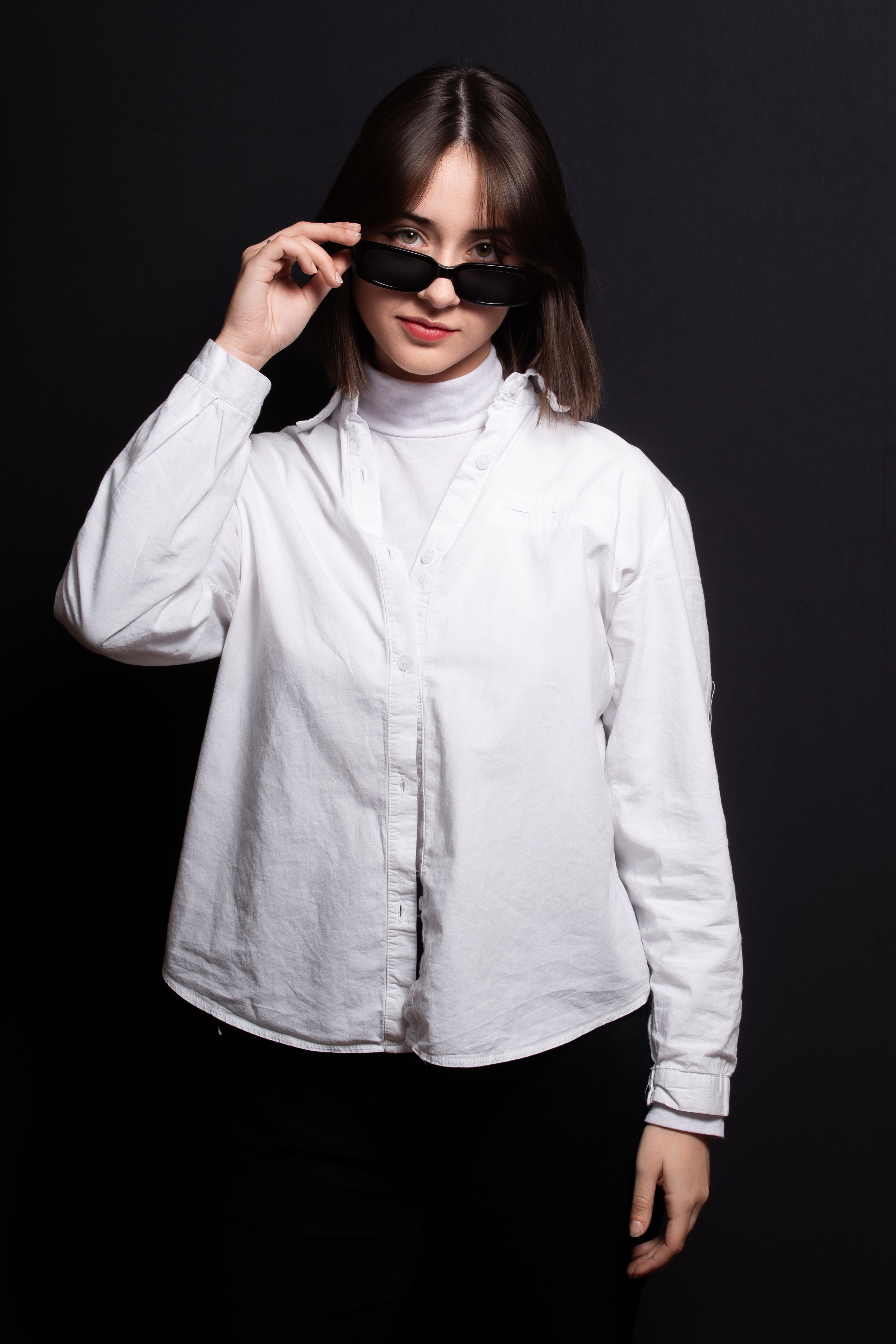 Портретная фотосессия для учеников 9 класса на чёрном фоне | Школьный фотограф Николай Богатырёв | Твой альбом / Твои правила. ТВОЙ АЛЬБОМ / ТВОИ ПРАВИЛА