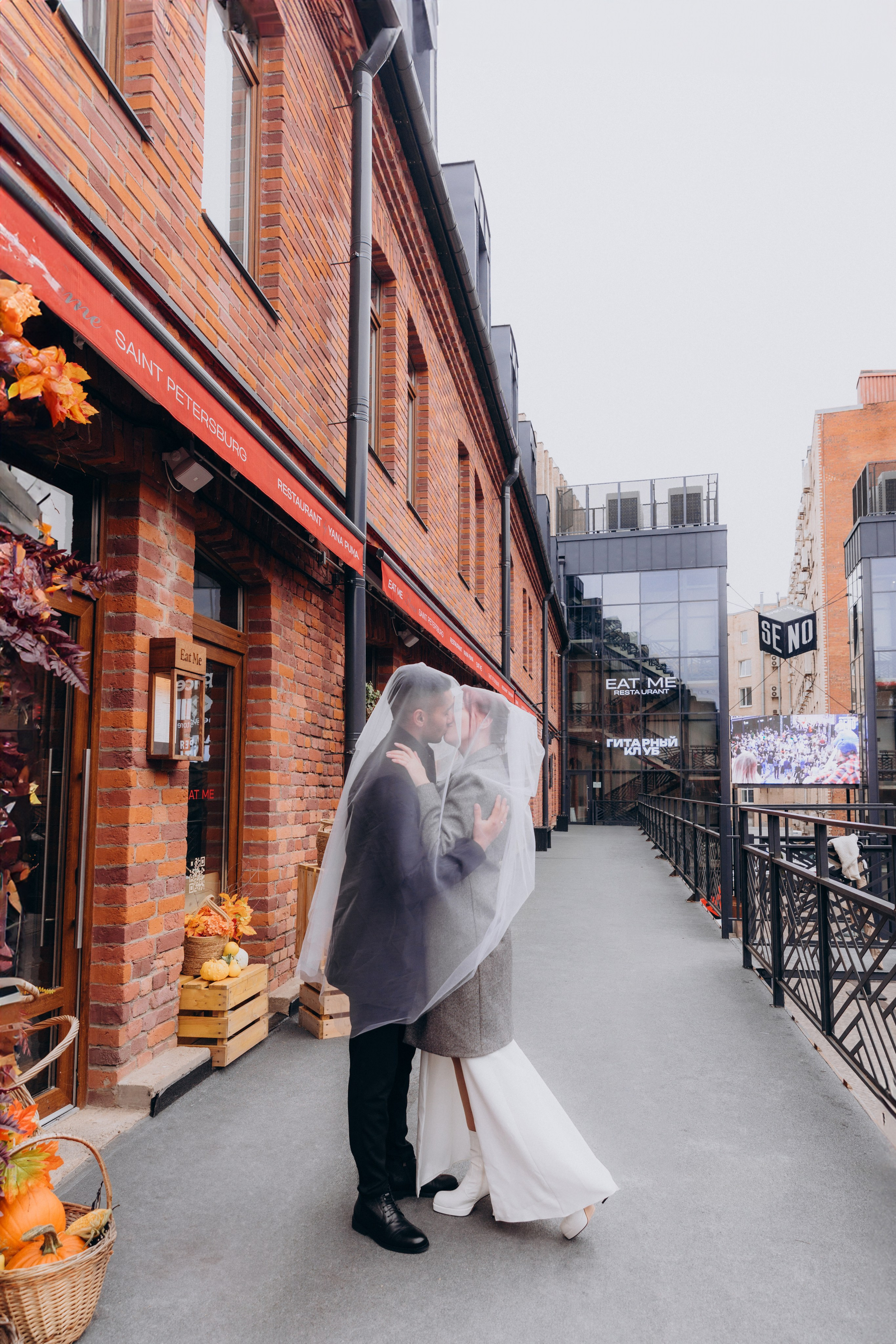 Свадебная фотосессия в пространстве SENO, регистрация в ЗАГСе Адмиралтейского района. Фотограф в Санкт-Петербурге Разиля Идиятуллина