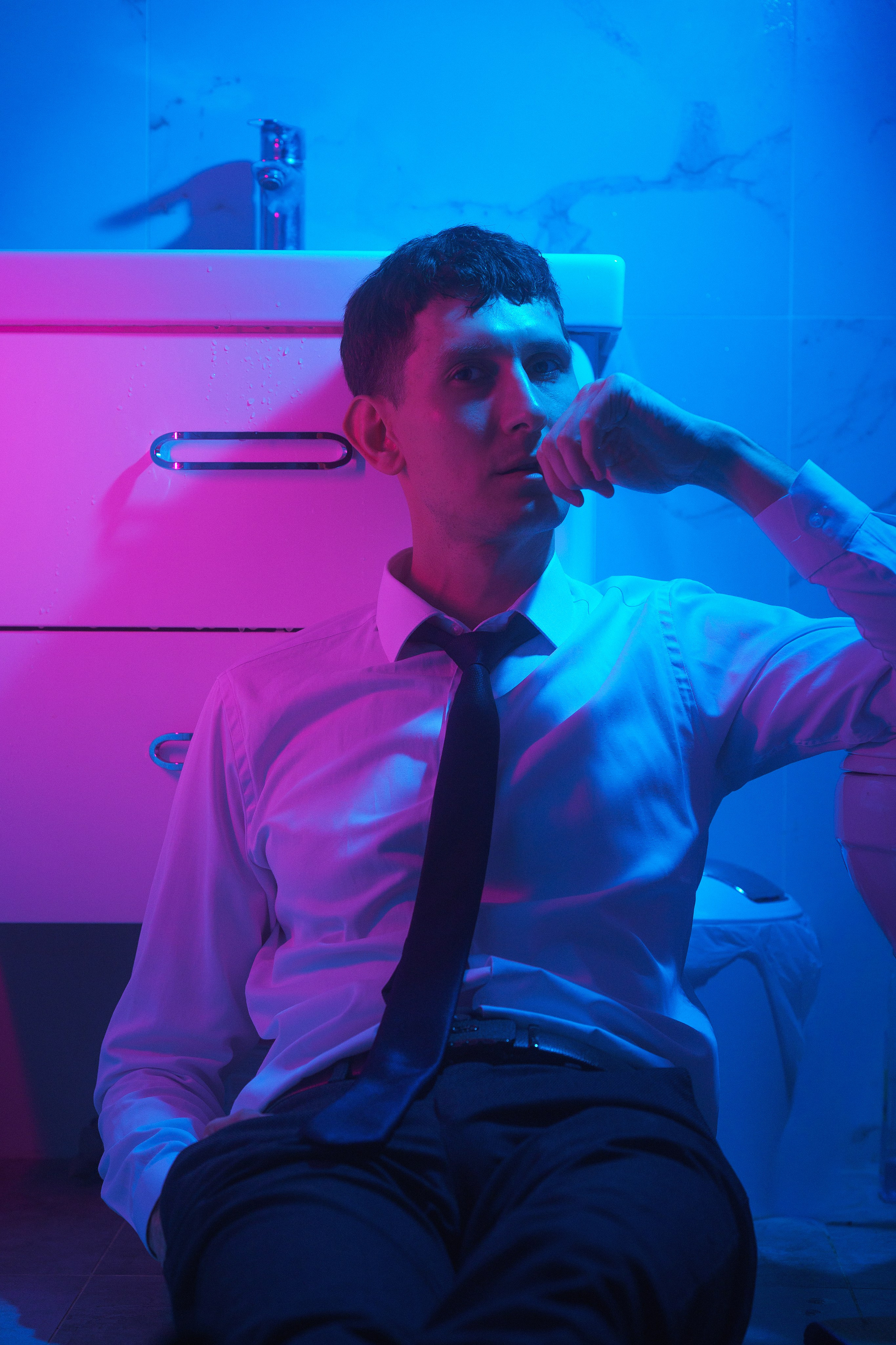 Мужская фотосессия для себя и контента, автопортрет с продюсерским подходом без студии