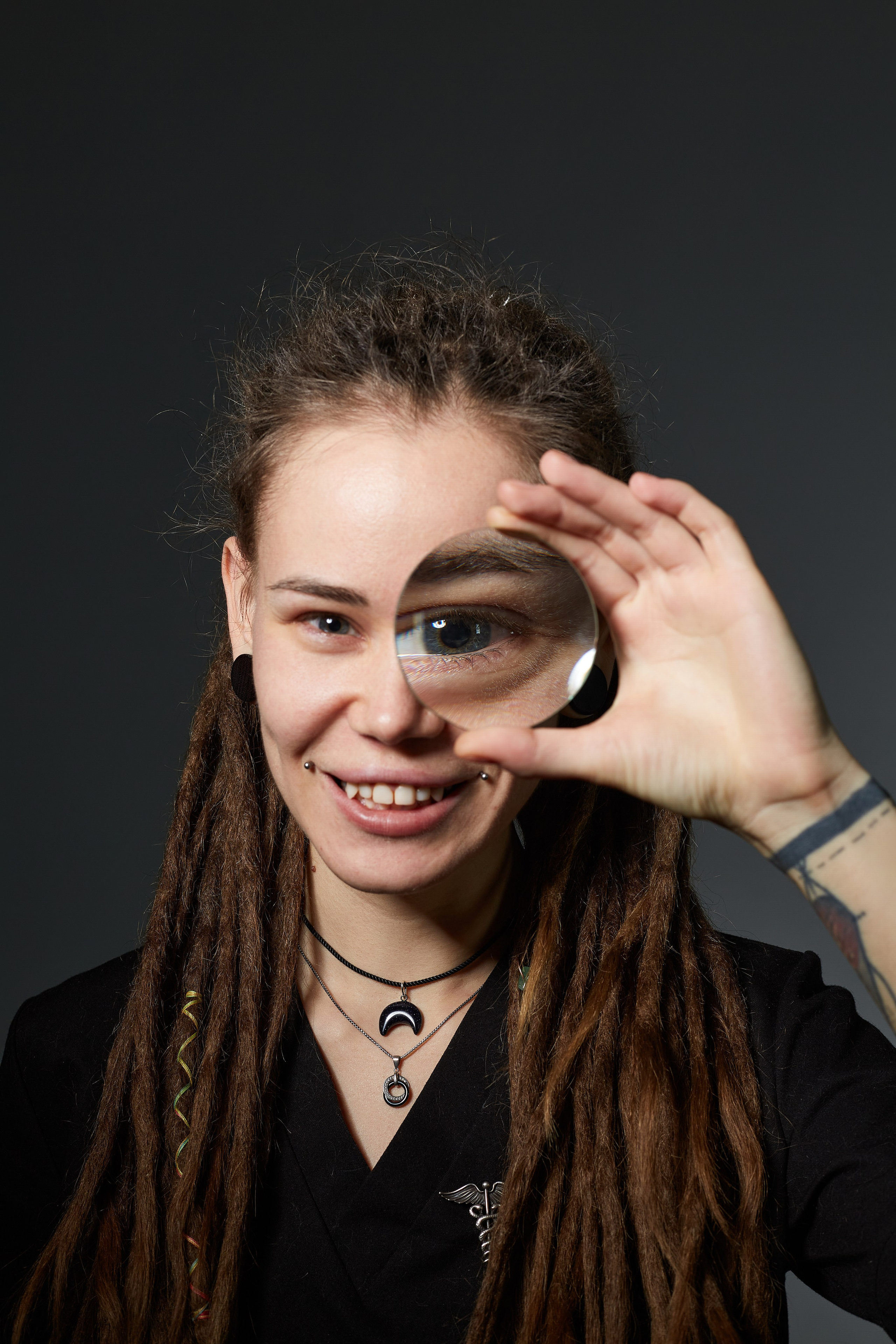 Девушка с дредами и серой кошкой на руках – студийный портрет, профессиональная фотосессия в Пензе.