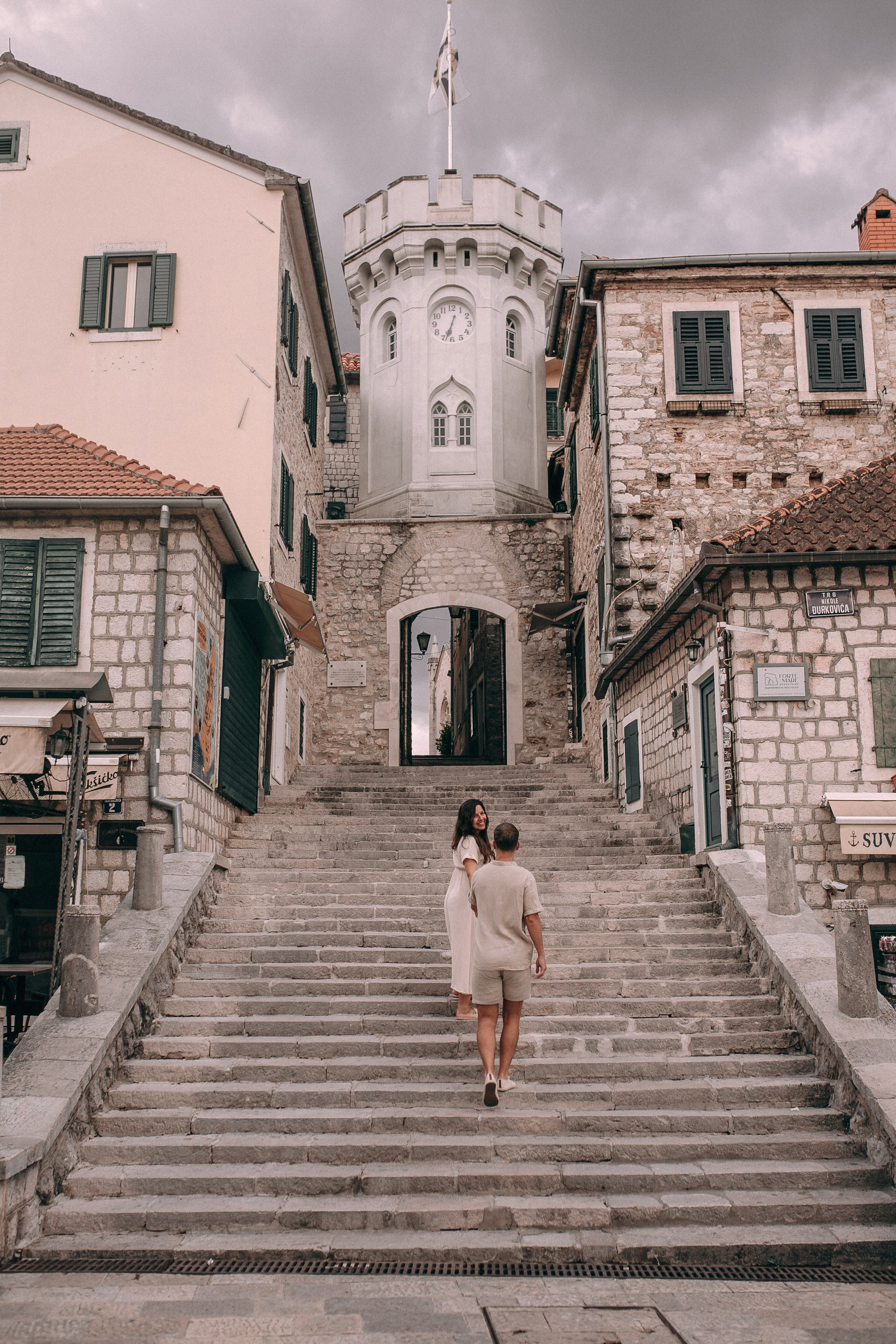 Прогулочная фотосессия беременности. Спокойная прогулочная съёмка беременности в старом городе.