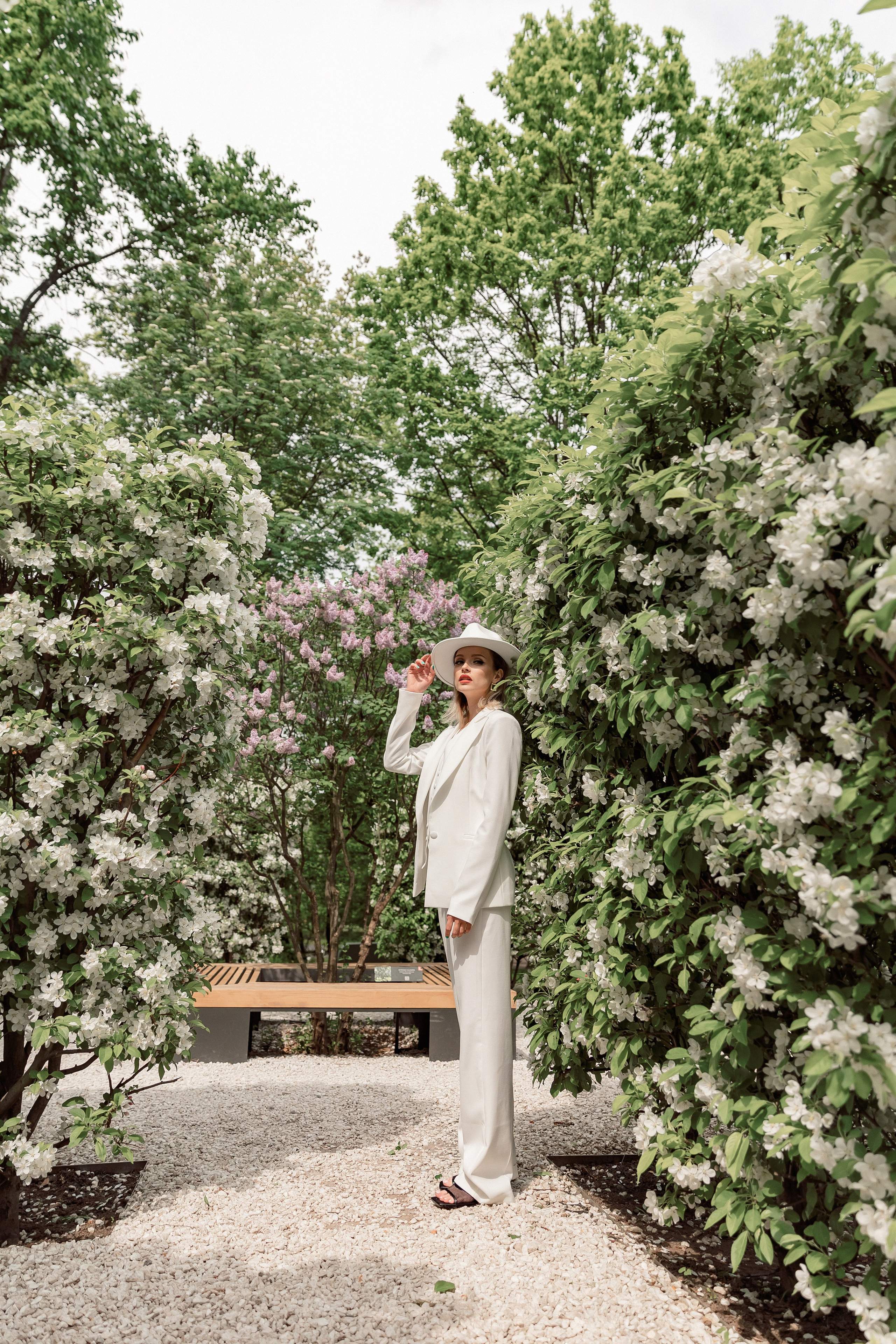 Портретная фотосессия Даши среди яблонь. Свадебный фотограф Москва