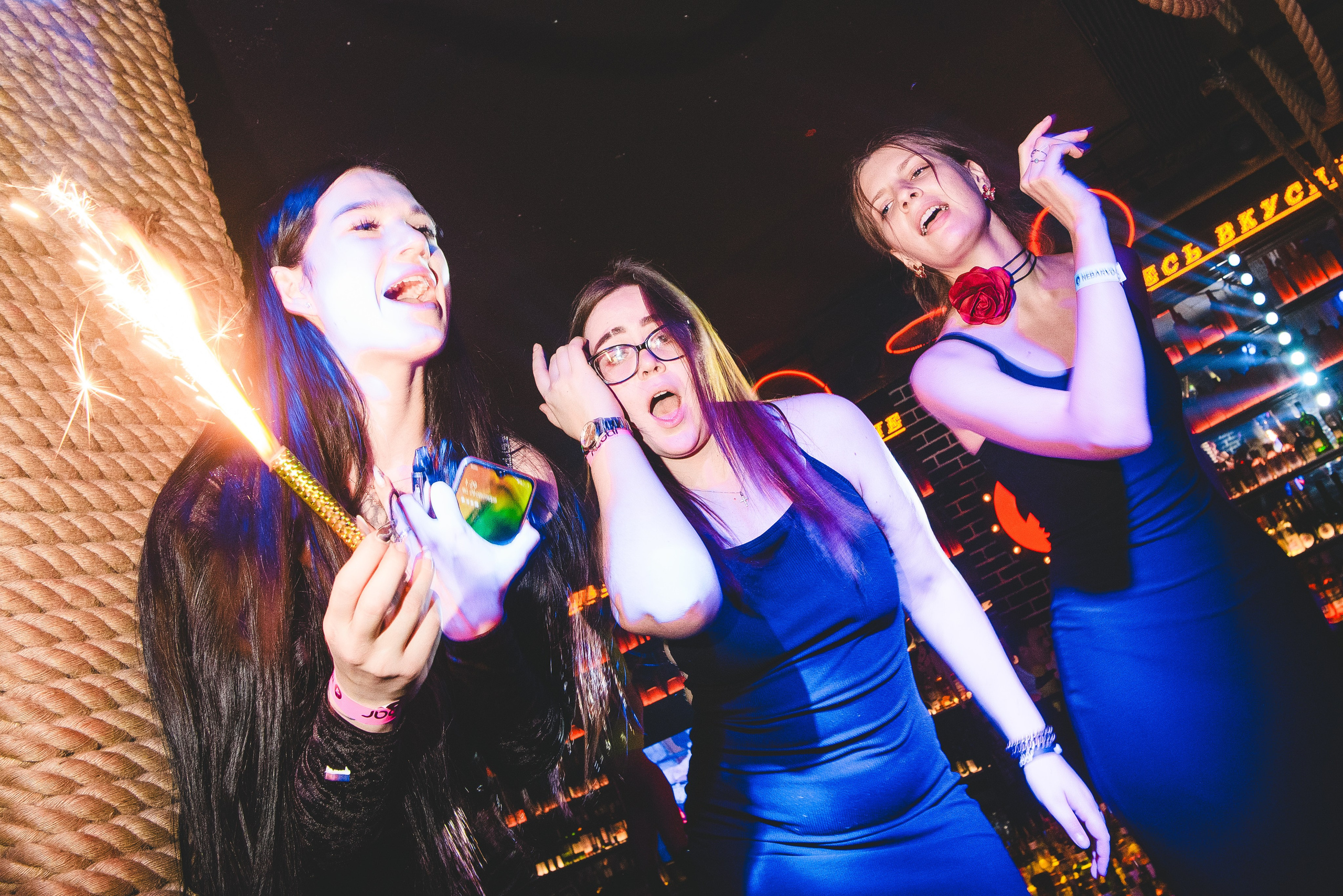 Фотоотчёты о вечеринках для НеБар Волгоград. Или стиль «пьяный фотограф». Фотограф в Волгограде и Волжском Александр Горбань