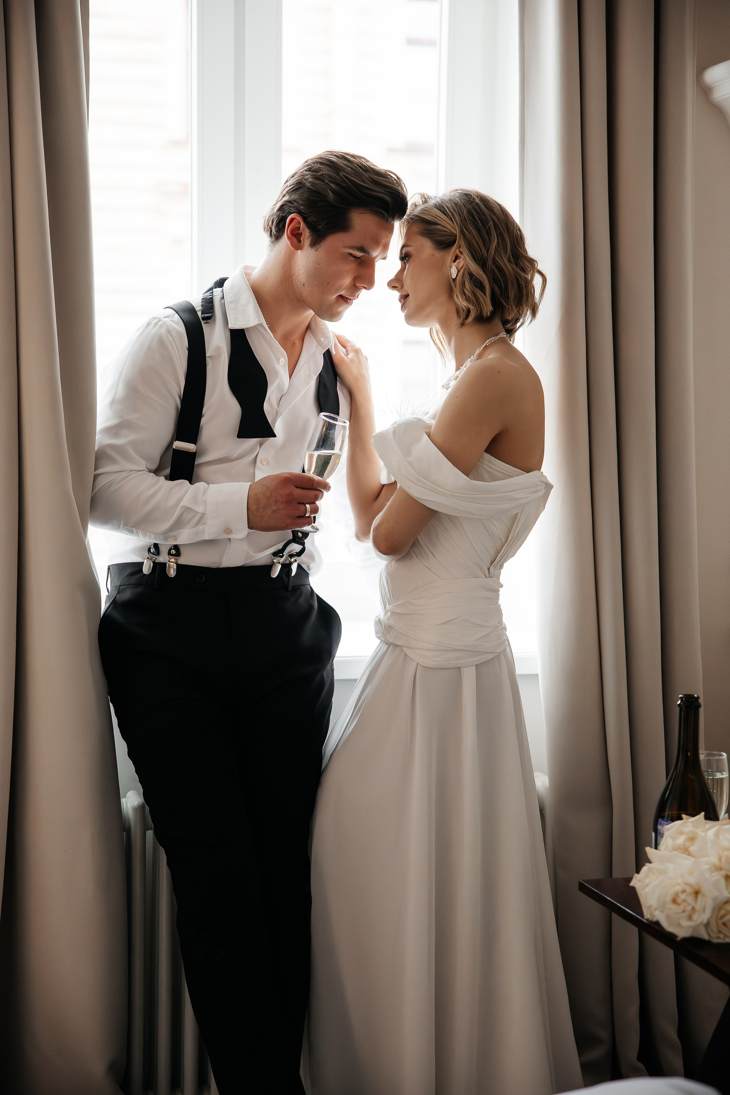 Утро жениха и невесты в отеле. Свадебный и семейный фотограф в Москве Красинская Мария