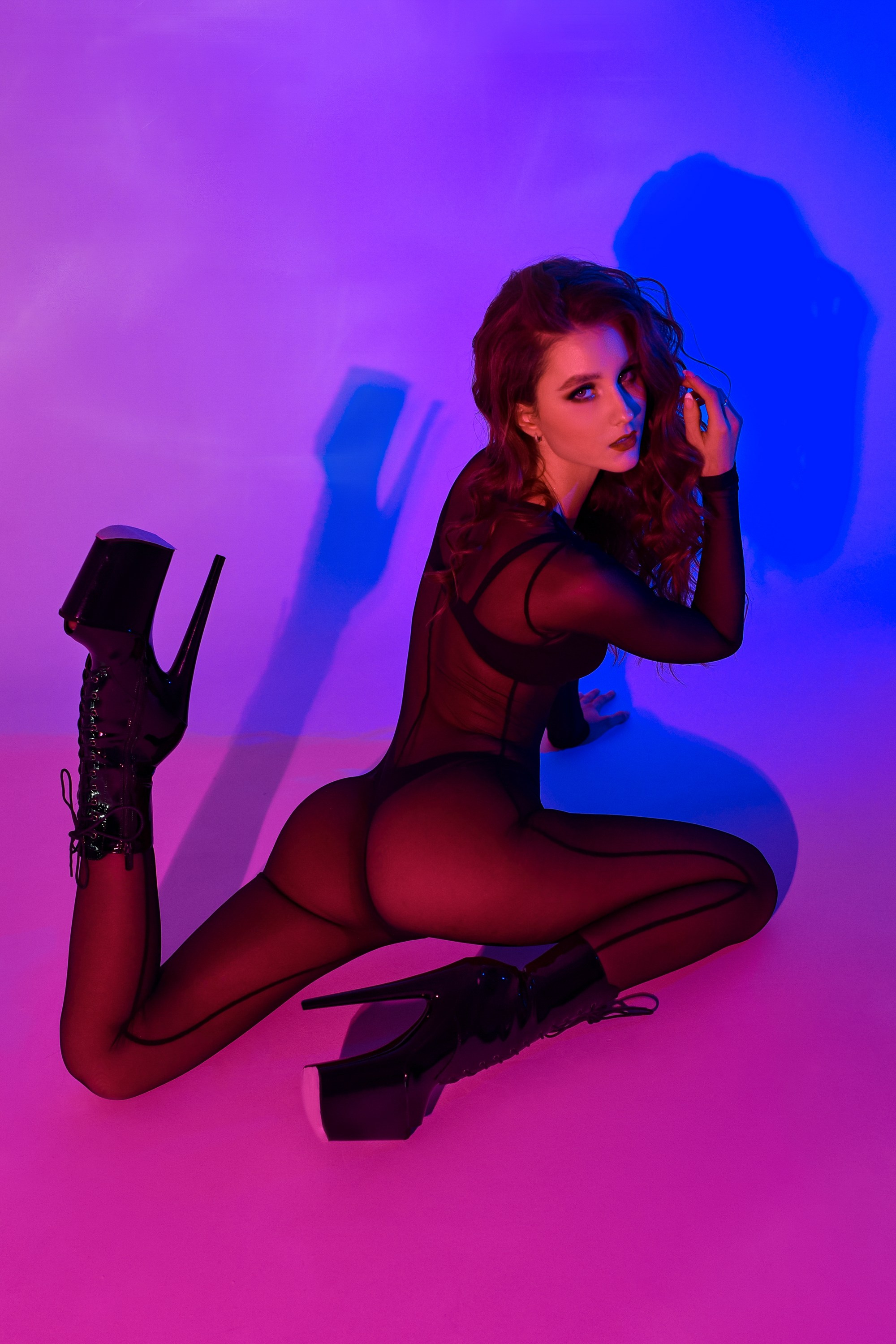 Сексуальная фотосессия в неоновом свете. Компания и фотошкола по созданию контента в Москве