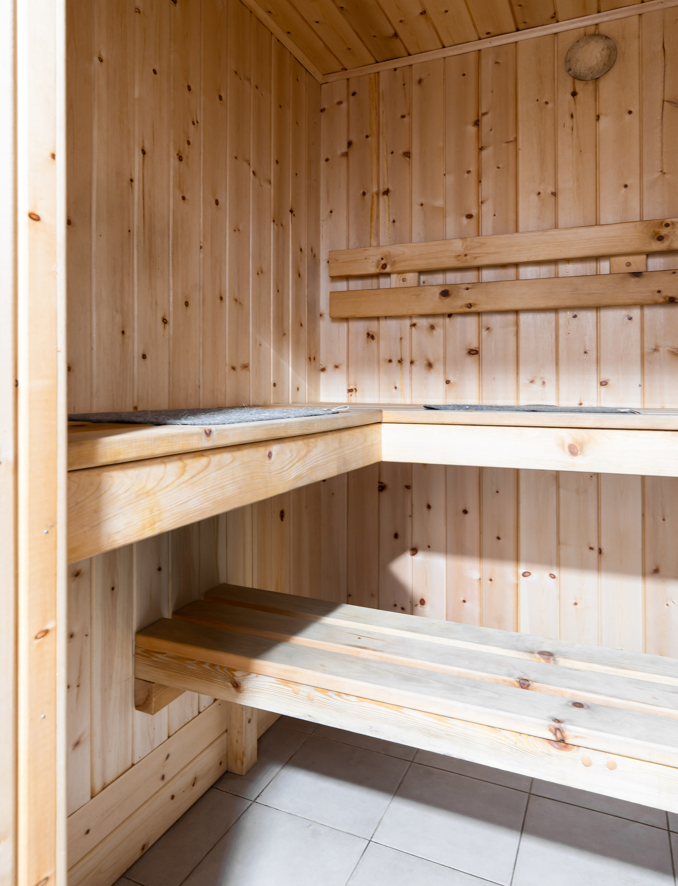 Фотосъемка бани, кухни-столовой для гостевого дома на острове Ольхон. Фотосъемка и видеосъемка недвижимости, интерьерная фотосъемка в г. Иркутске