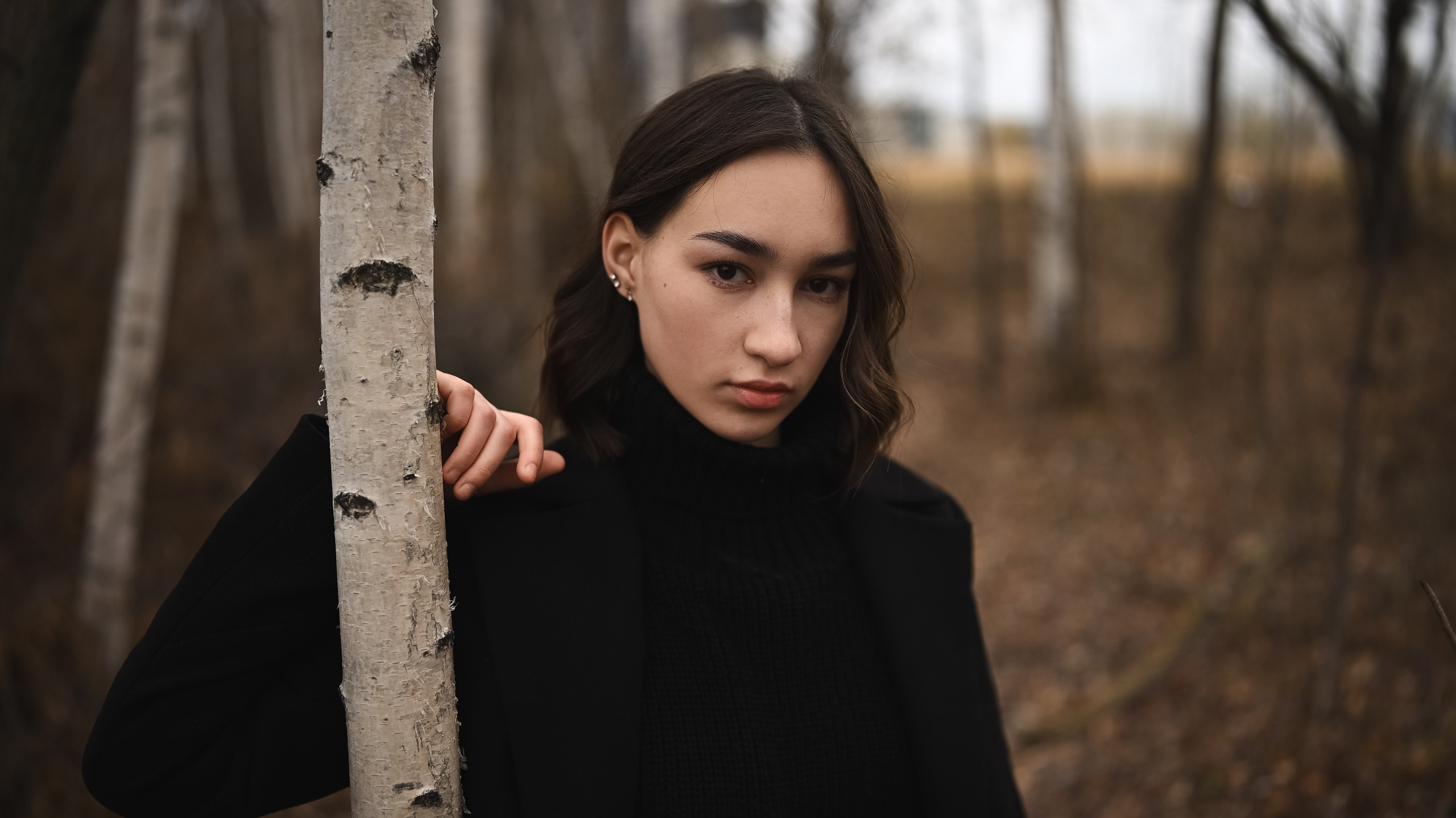 Осенняя фотосессия девушки в Казани у воды и берёз на фоне природного пейзажа