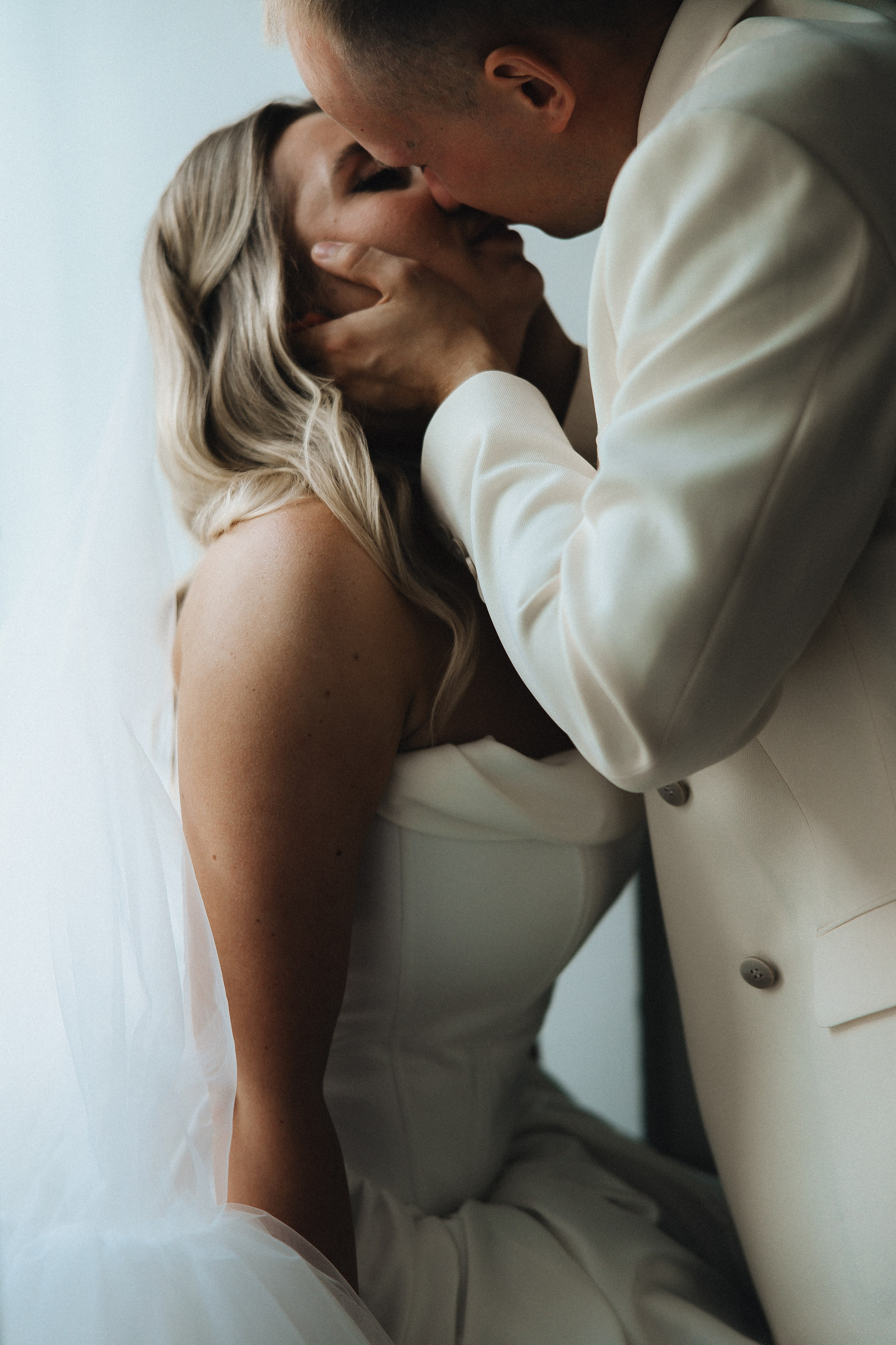 Когда я впервые увидел тебя, этот смех, ты мне напомнила по-моему сразу всех. Свадебный фотограф в Санкт-Петербурге Баженова Алина