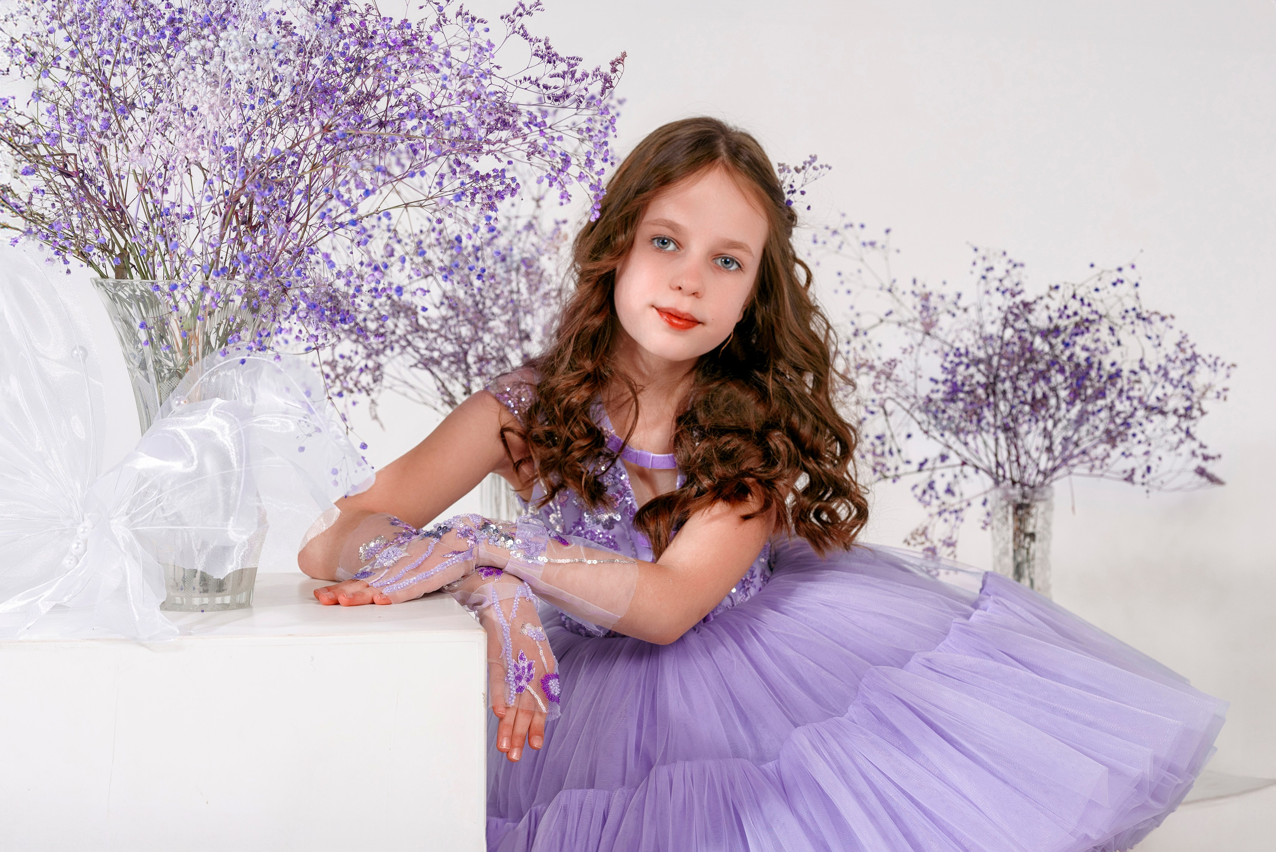 лавандовое платье, фиолетовая гипсофила, фотосессия в студии, фиолетовый