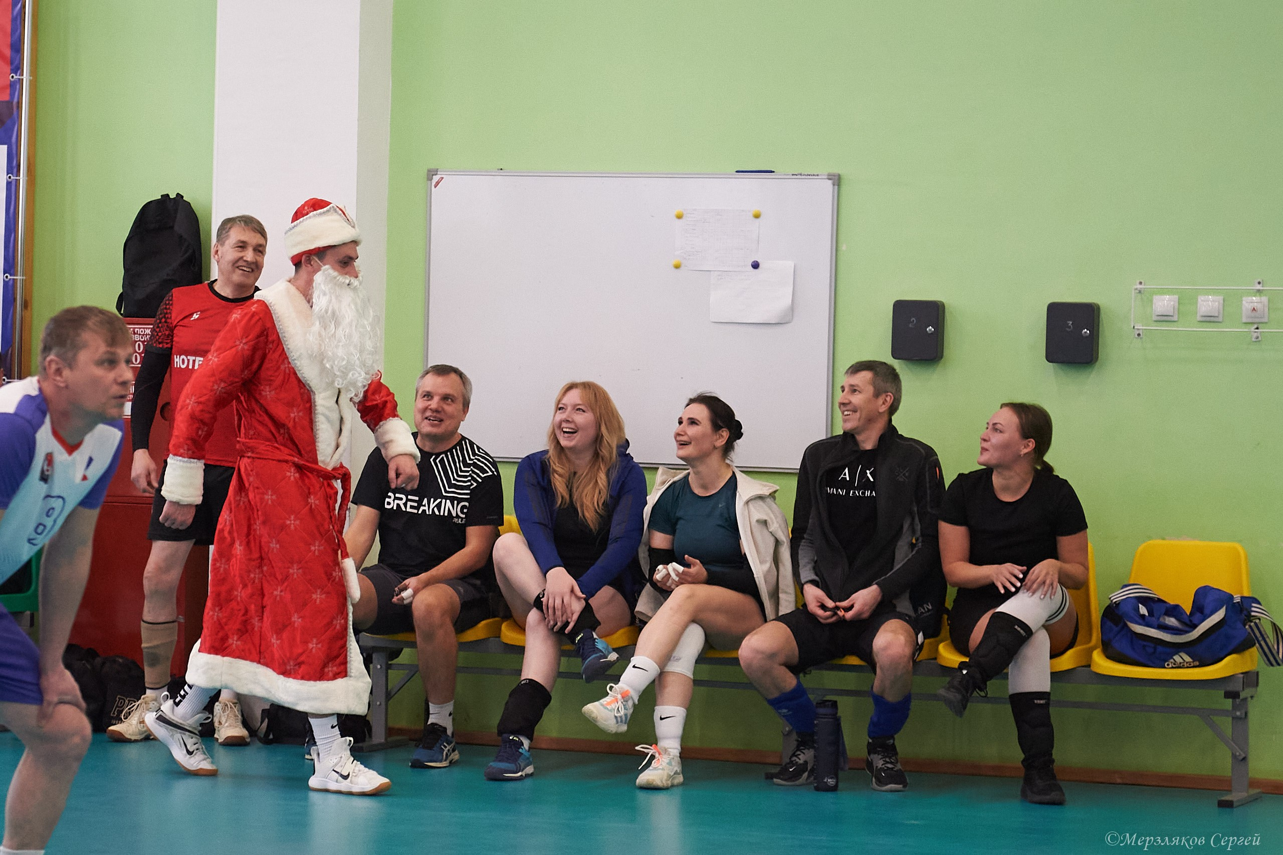 Новогодний волейбольный турнир. Ижевск. 16.12.23. Спортивный репортажный фотограф в Ижевске Сергей Мерзляков