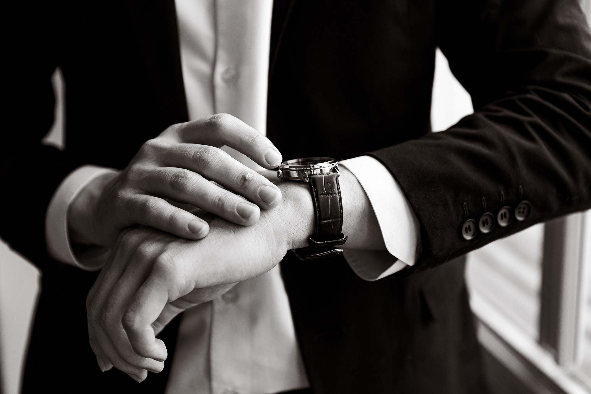 Крупное фото рук и часов