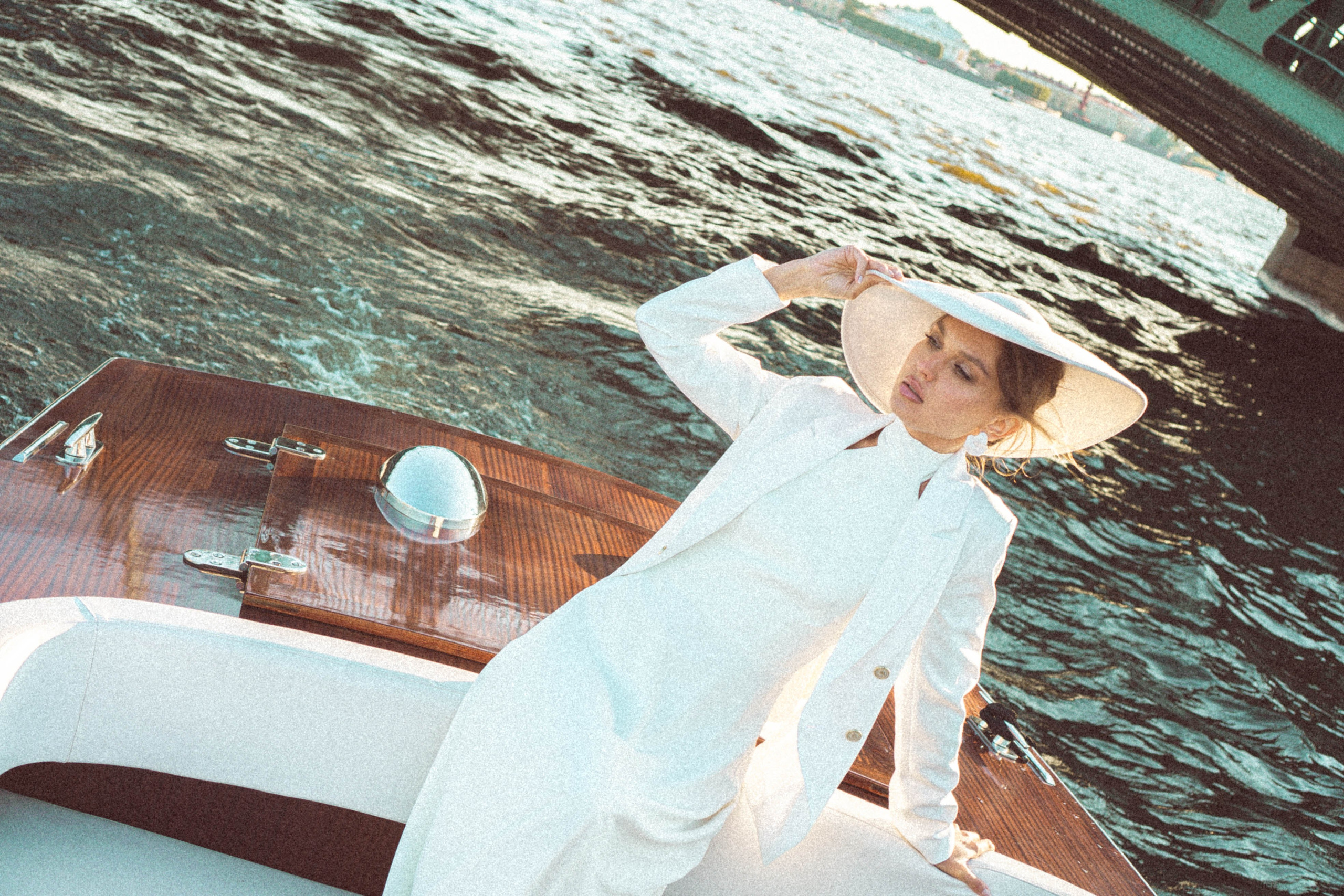 СВАДЕНБНАЯ СЬЕМКА НА КАТЕРЕ ПО КАНАЛАМ САНКТ-ПЕТЕРБУРГА И В АКВАТОРИИ НЕВЫ. Профессиональный фотограф, Санкт-Петербург — Виктория Богомолова