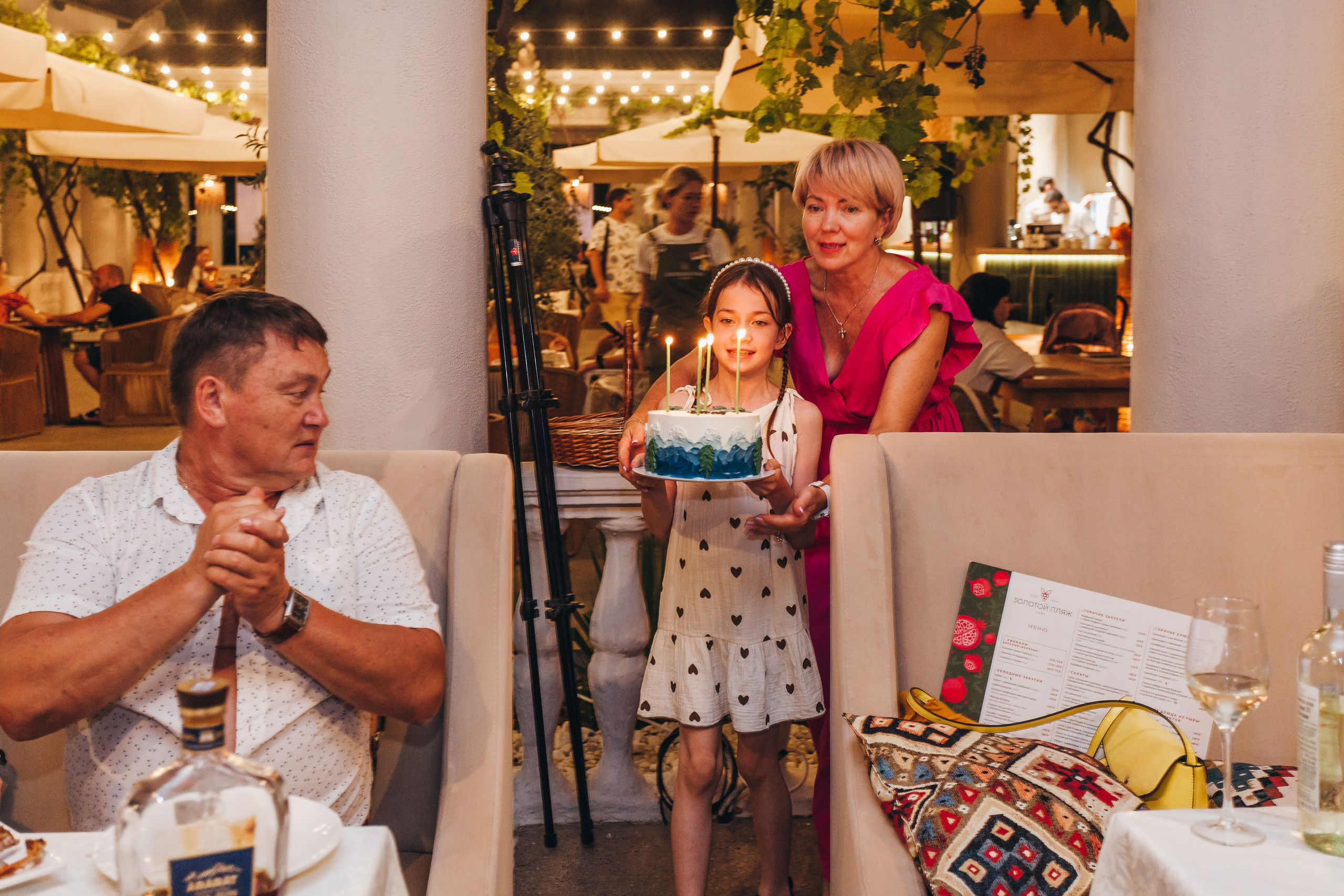 День рождение в уютном ресторане. Фотограф Денис Денисов