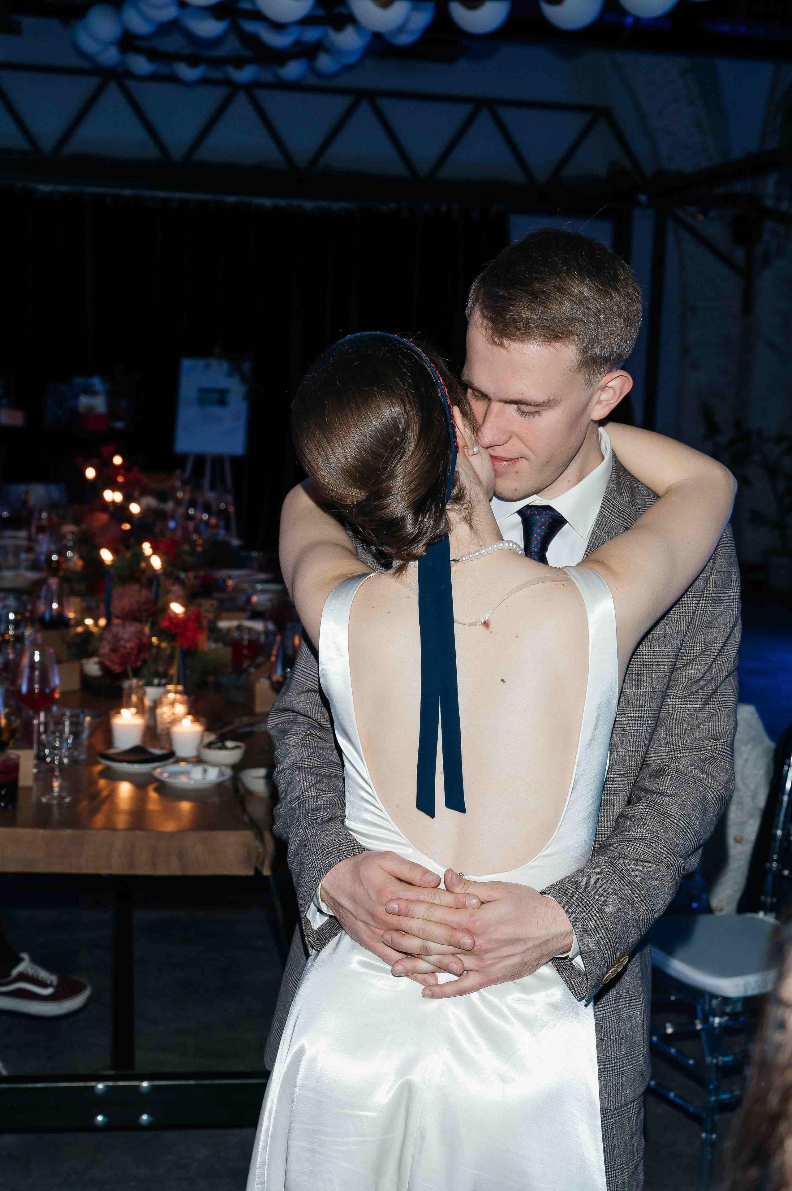 Утро невесты в гостинице. Свадебный и семейный фотограф в Котласе Никита Попов