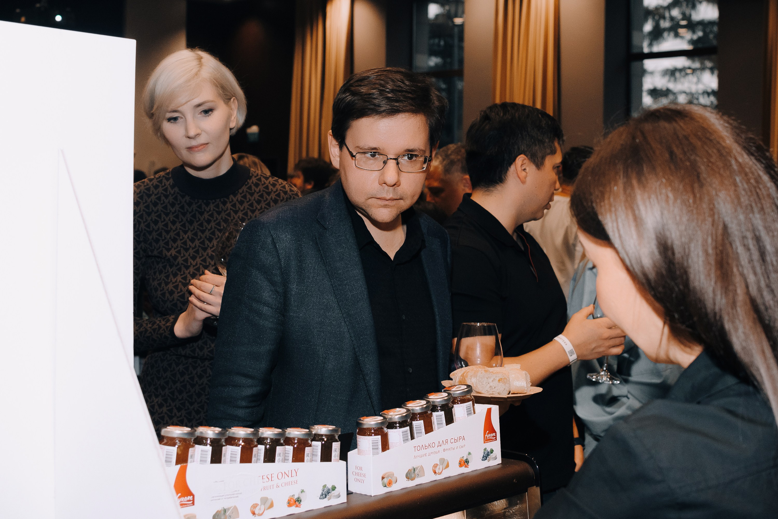 ФЕСТИВАЛЬ ВИНА И КРЕПКИХ НАПИТКОВ МАВТ-ВИНОТЕКА. Репортажный фотограф Зуев Роман г. Челябинск