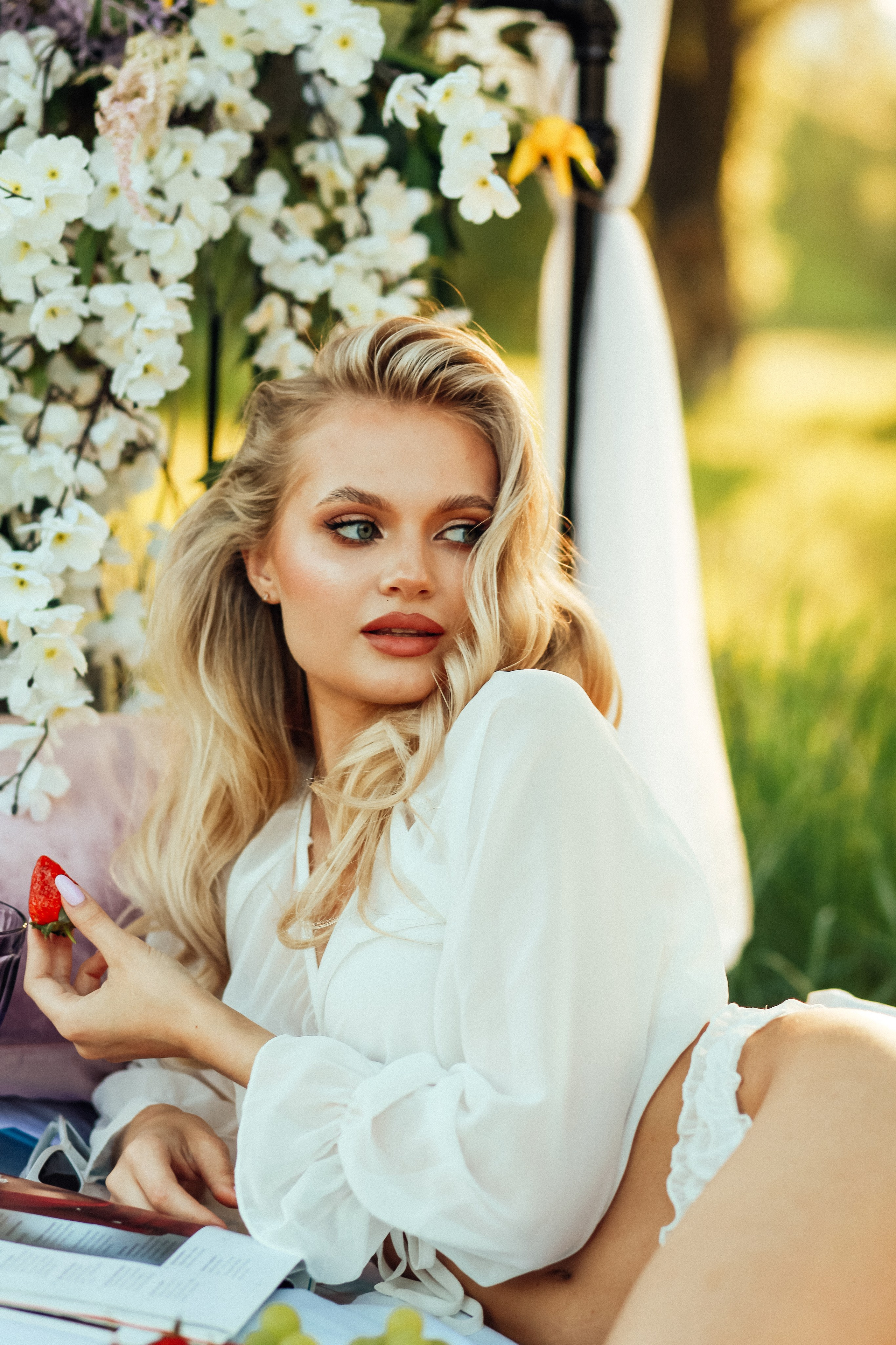 утро очень красивая невеста блондинка цветы природа лето декор дерево кровать бокал