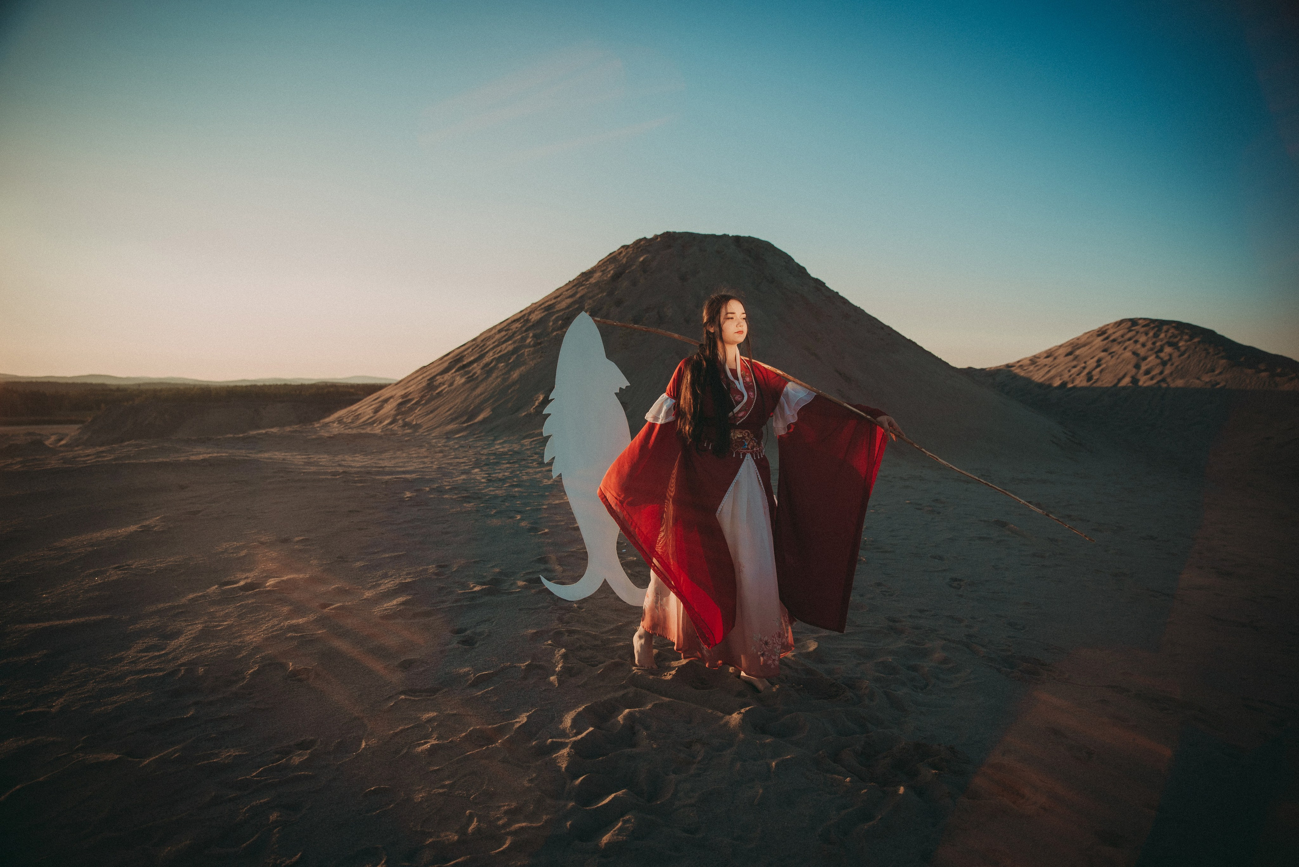 девушка идет с рыбой по песку как будто по реке