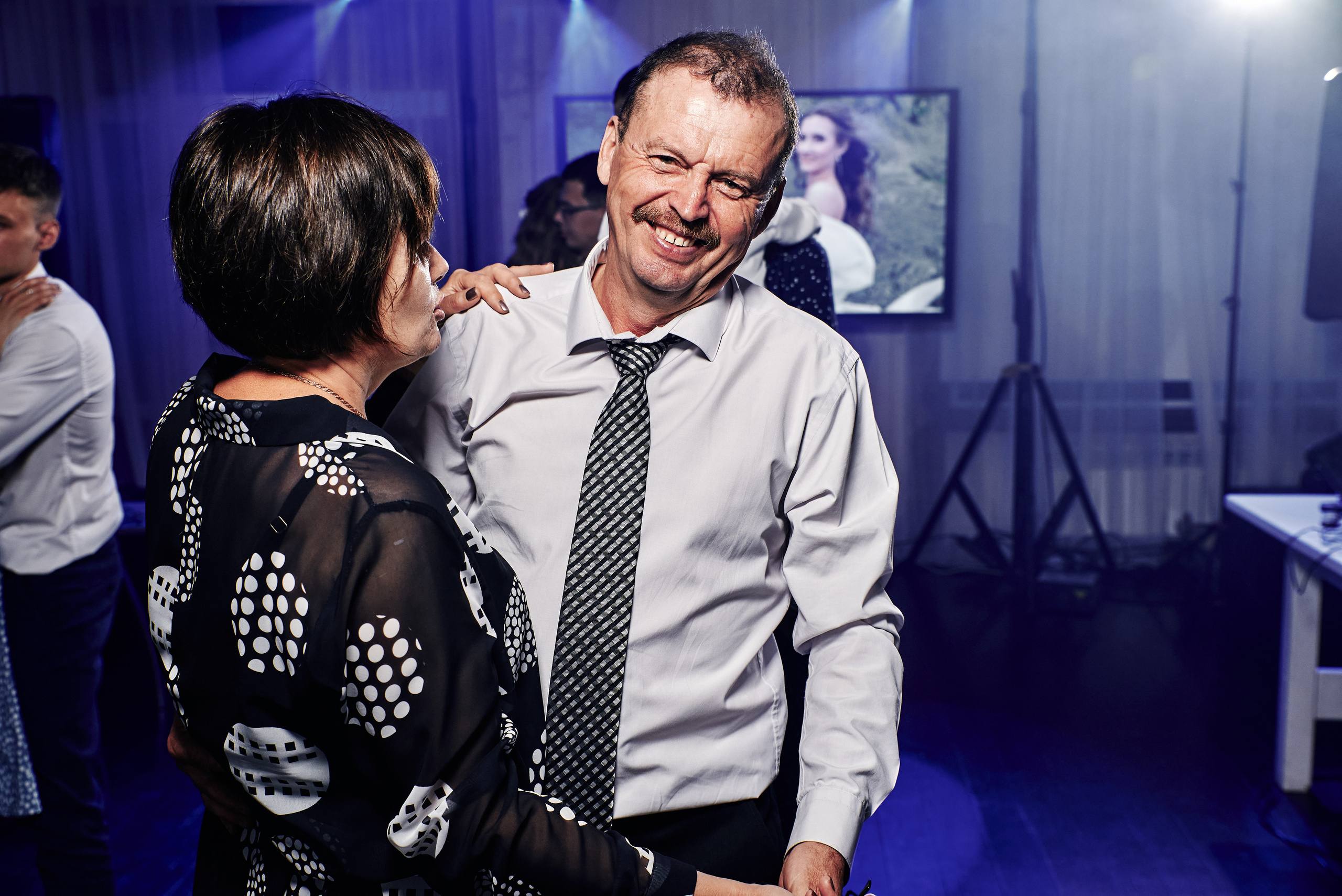 Родители молодоженов танцуют