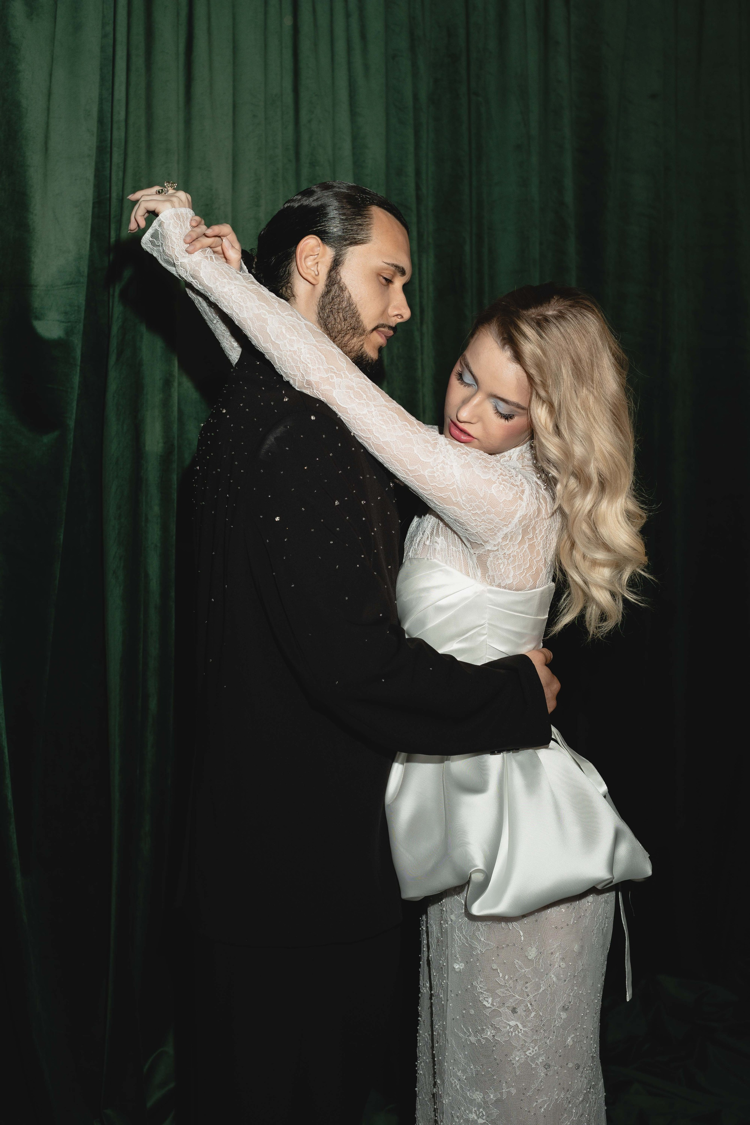 Счастливая пара позирует на свадебной фотосессии на фоне зеленой ткани в театре ,фэшн съемка ,топ 100 — свадебный фотограф Алена Межевова
