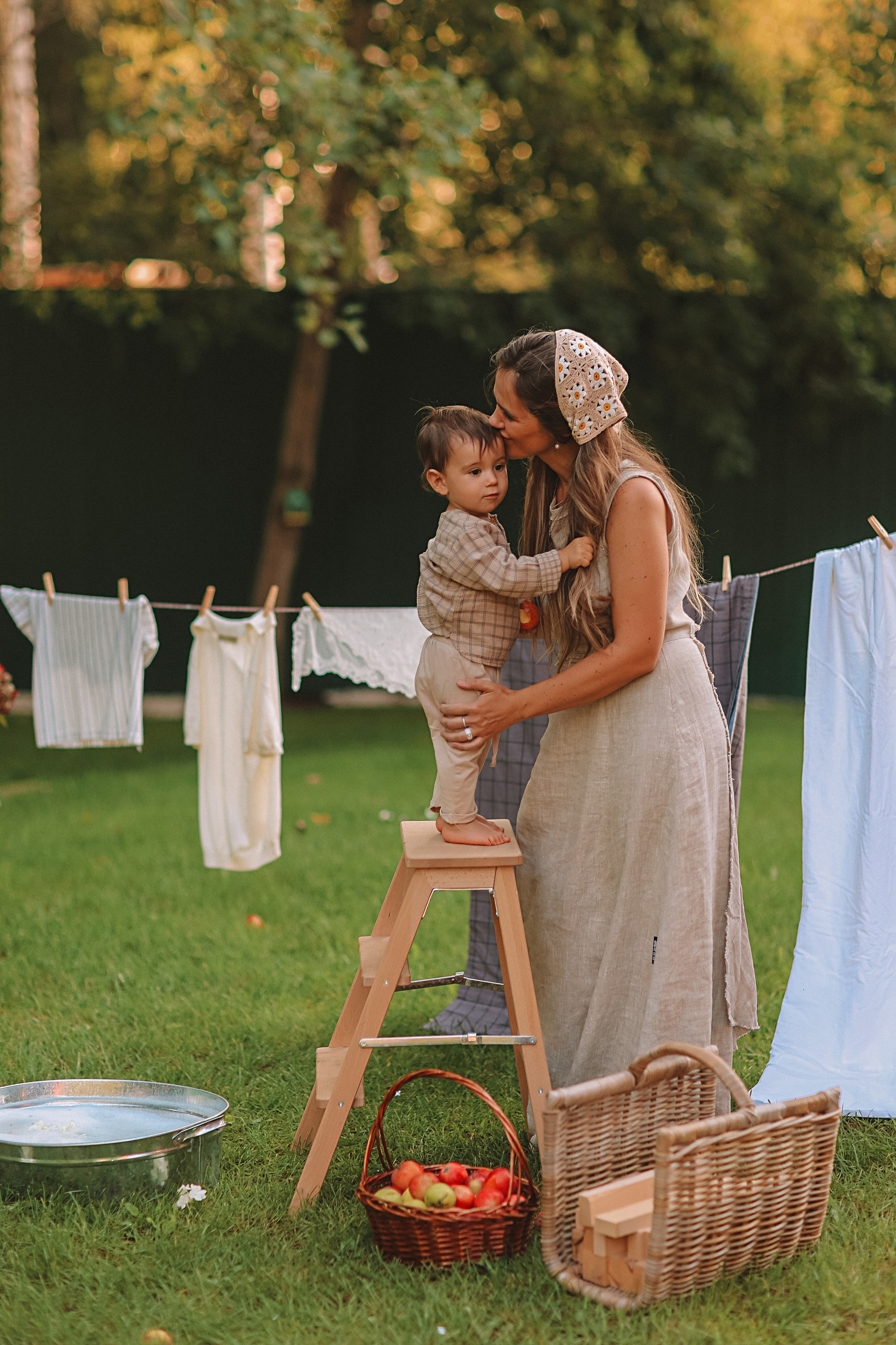 Стирка у дома. Семейный фотограф Тюмень, фотограф на роды Салмина Мария