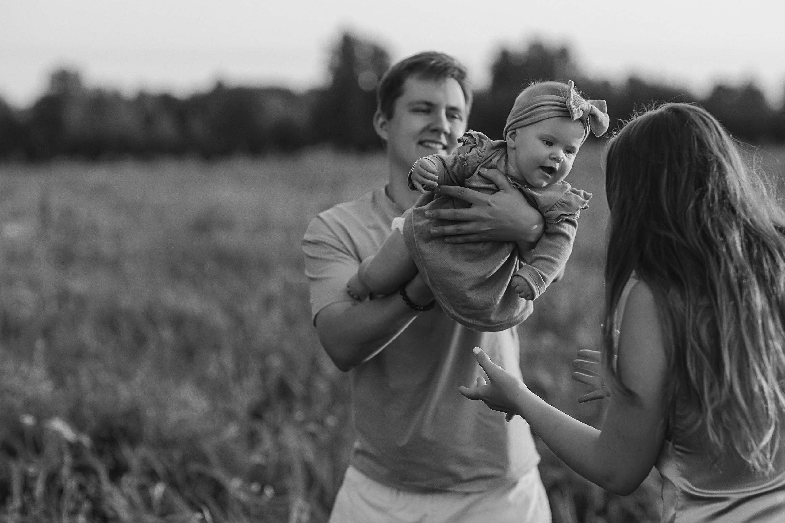 Закатное поле семейная. Семейный фотограф Тюмень, фотограф на роды Салмина Мария