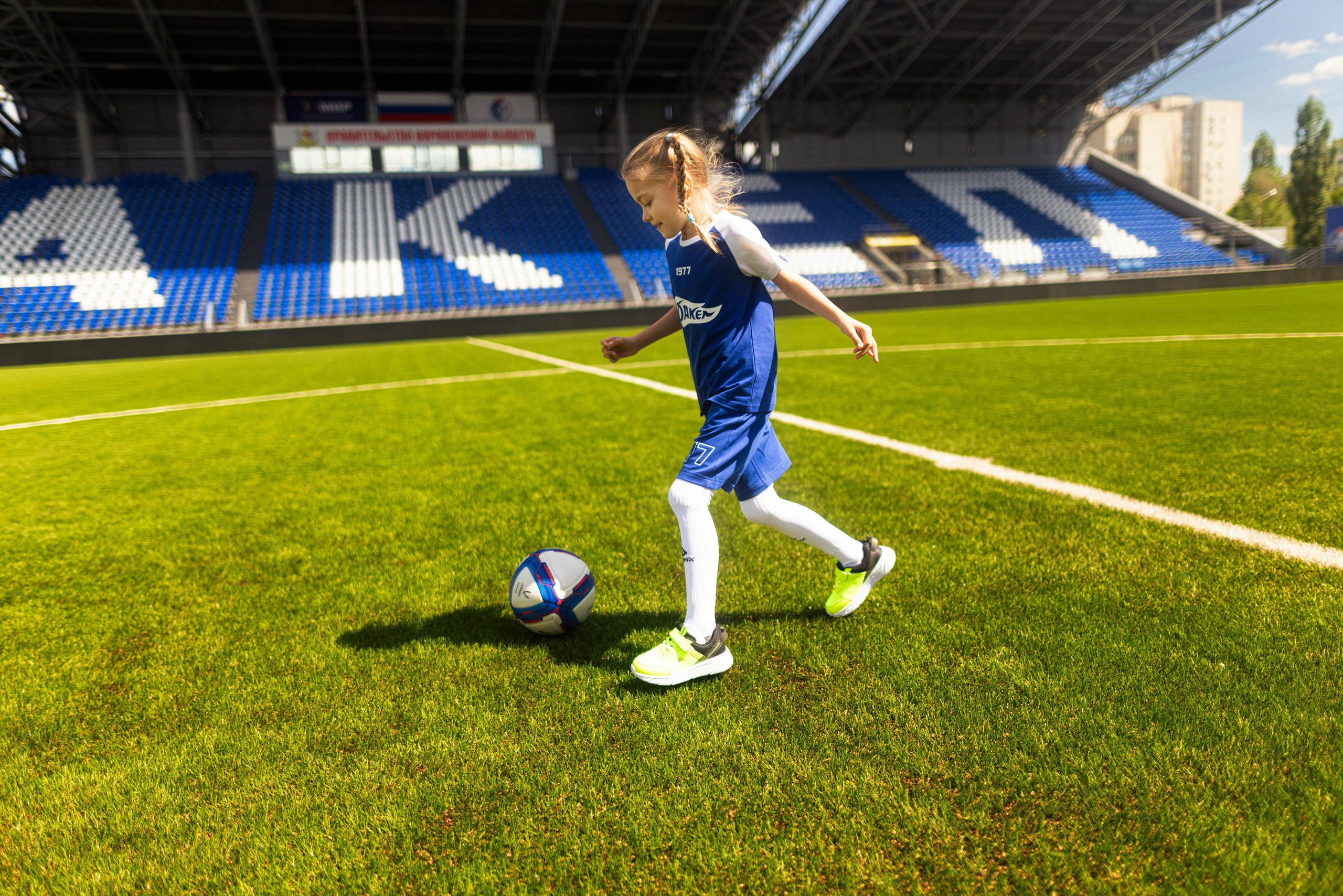 Детский портрет с Алисой на футбольном стадионе. Дмитрий Шульгин, портретный фотограф в Воронеже
