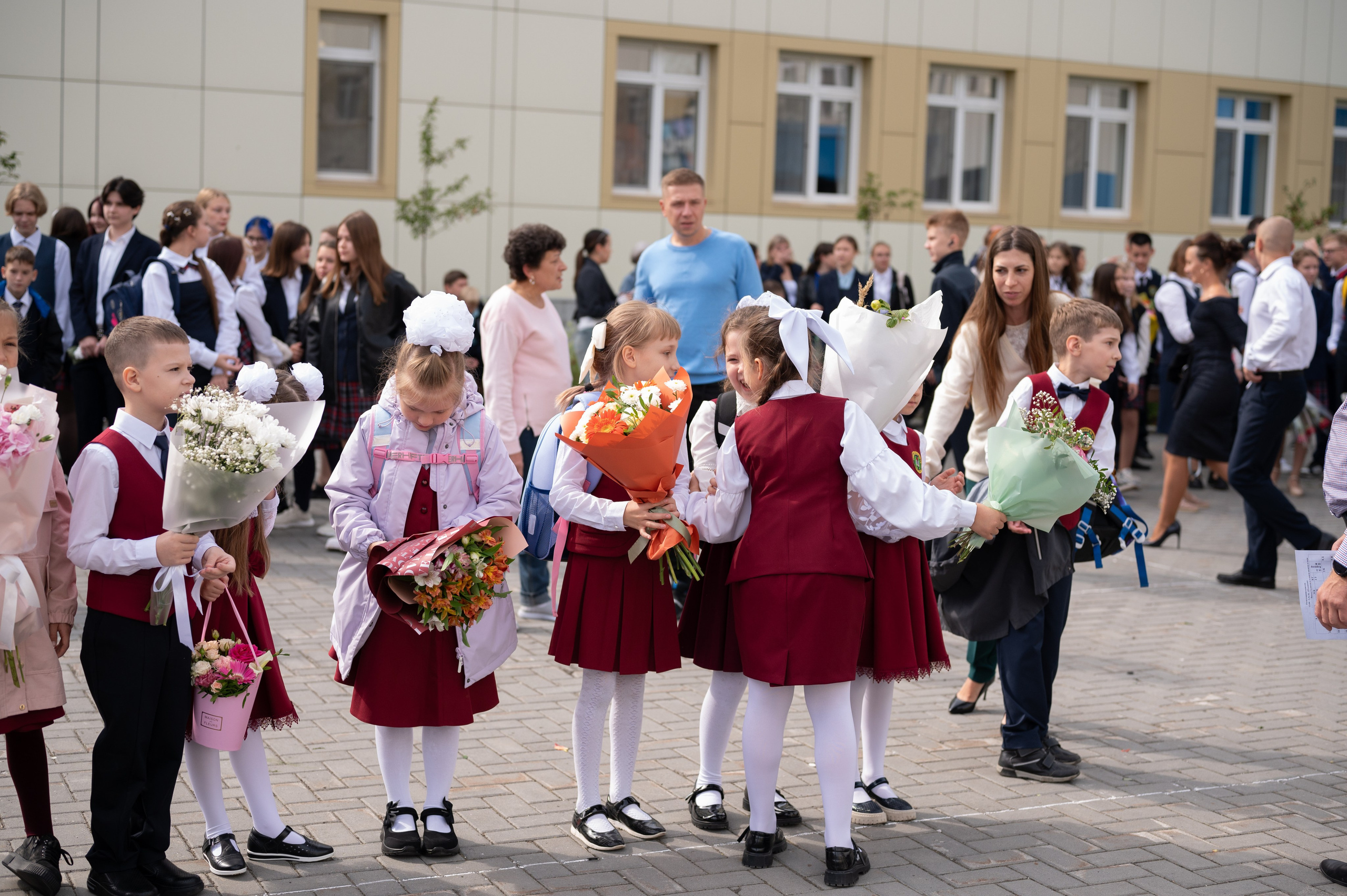 1 сентября 16 гимназия 2 класс (линейка + в классе+ на улице). Фотограф новорожденных, семейный детский в Тюмени Татьяна Морозова