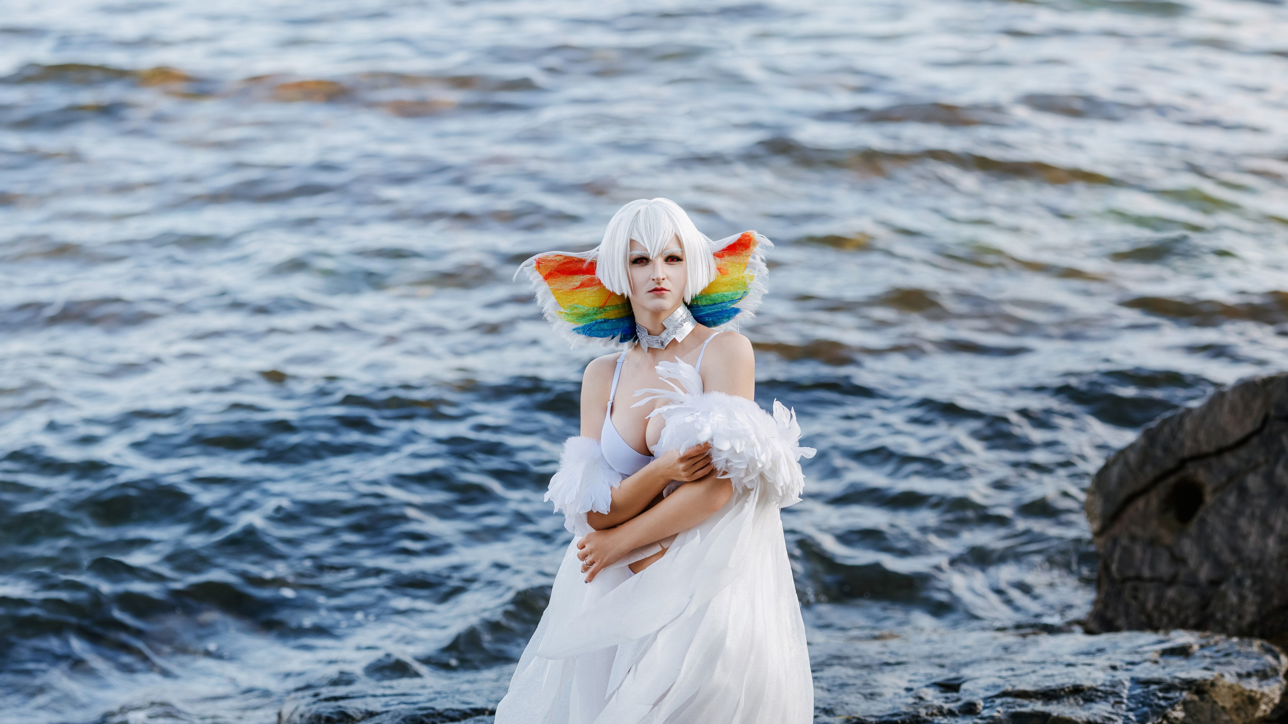 Косплей бокерама с Рагё Кирюин (Ragyou Kiryuuin) из Kill la Kill. Модель позирует на фоне размытого моря и крупных камней
